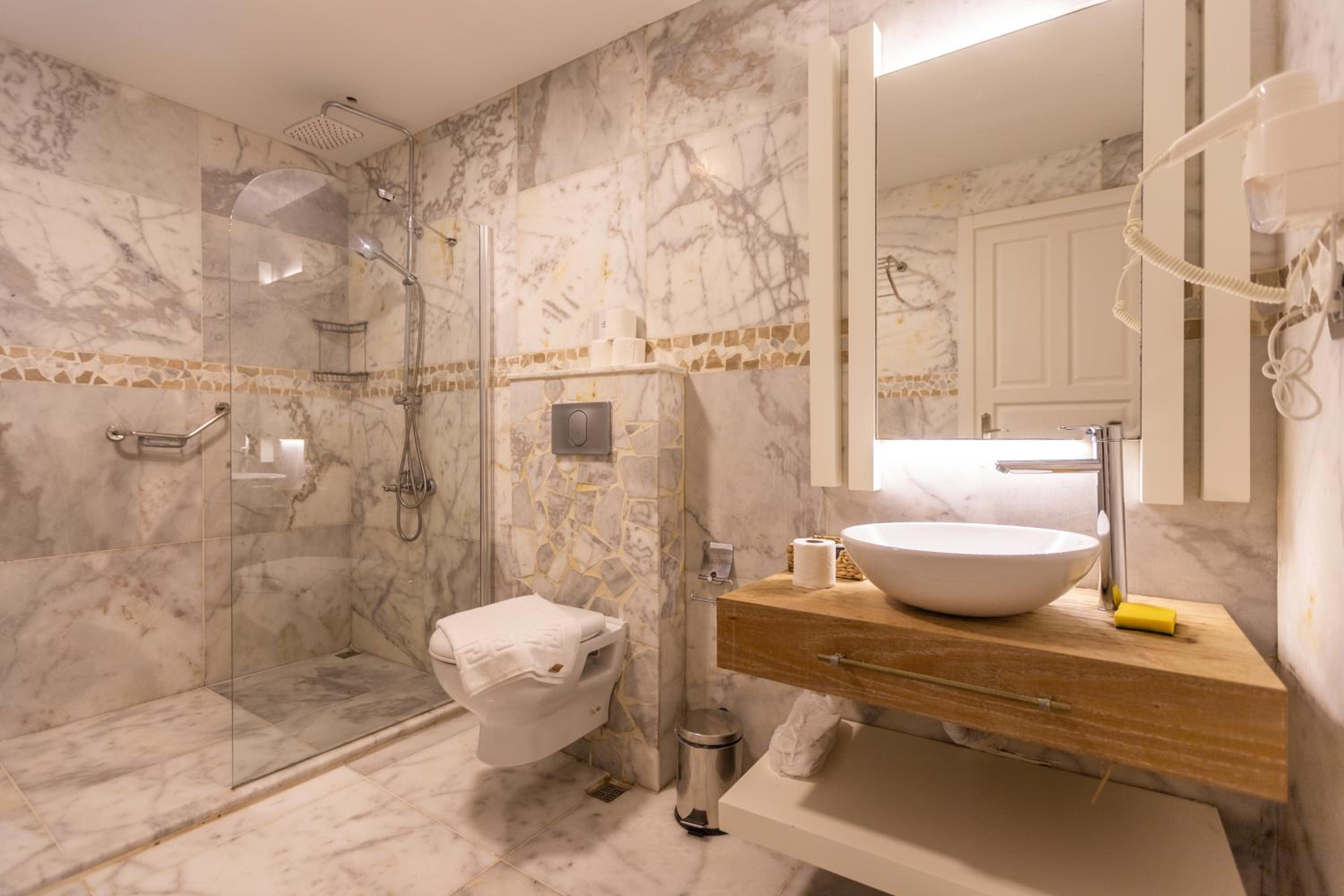 Suite with Private Pool - Photo 30