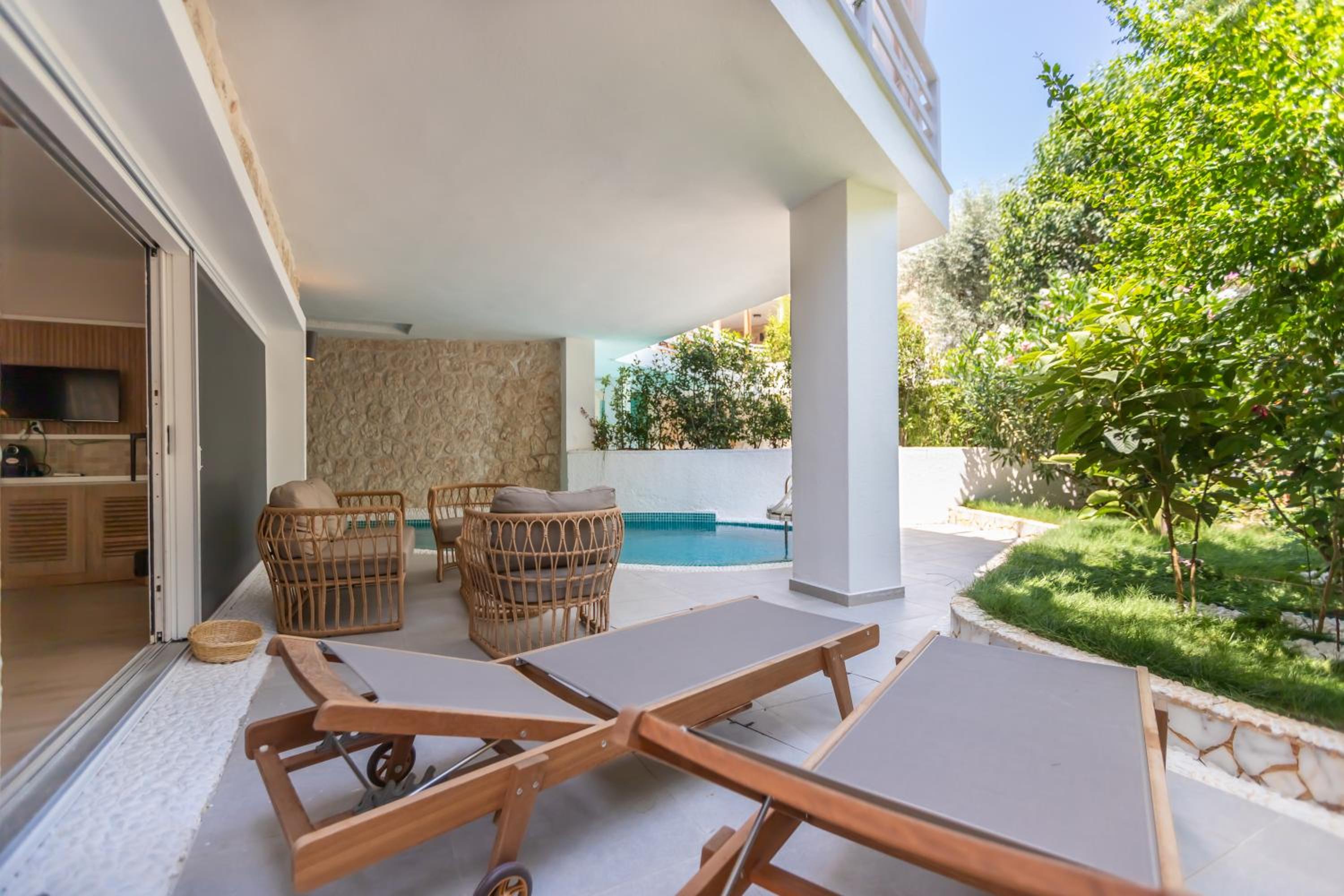 Suite with Private Pool - Photo 29