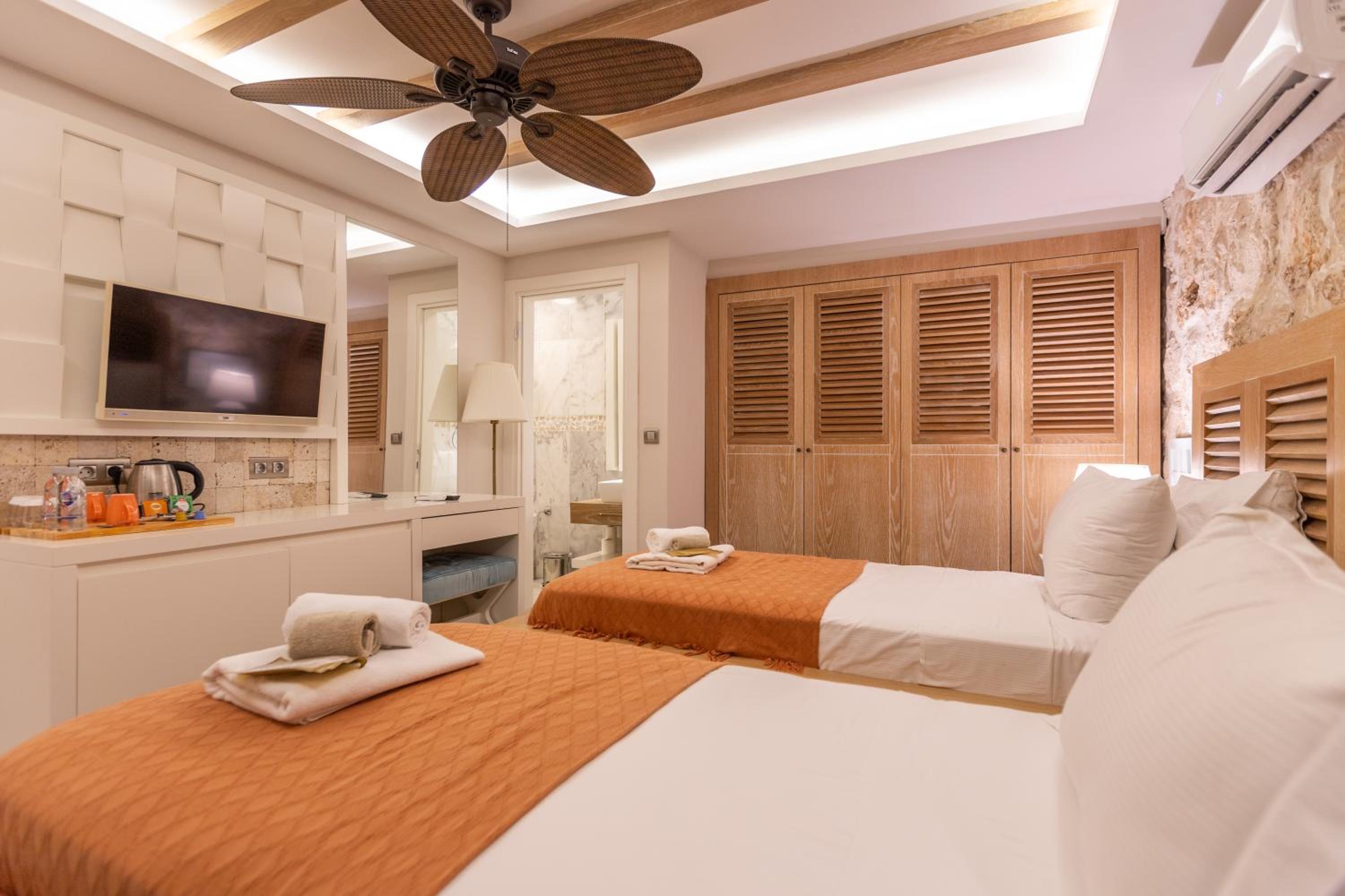 Suite with Private Pool - Photo 27