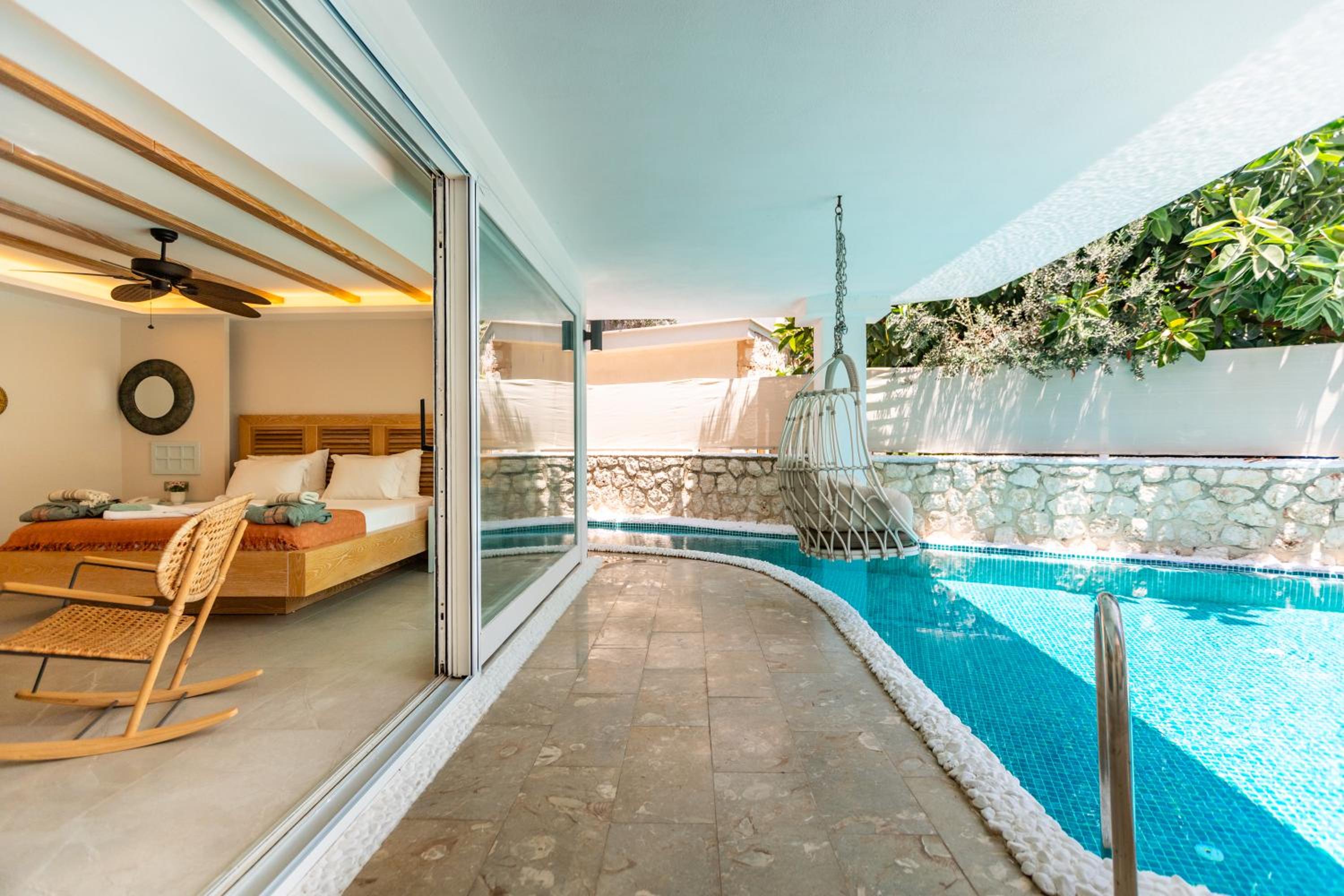 Suite with Private Pool - Photo 35