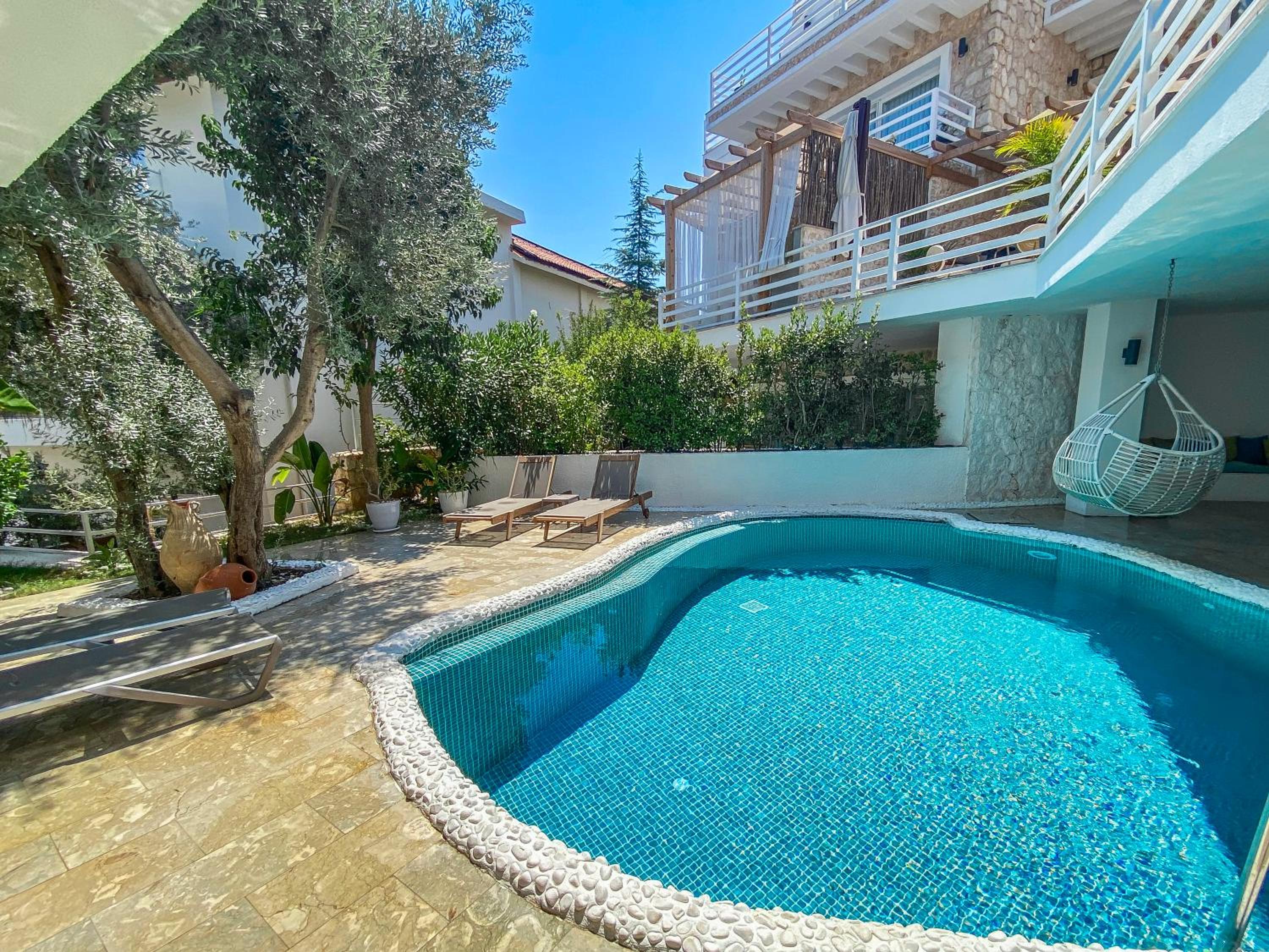 Suite with Private Pool - Photo 22