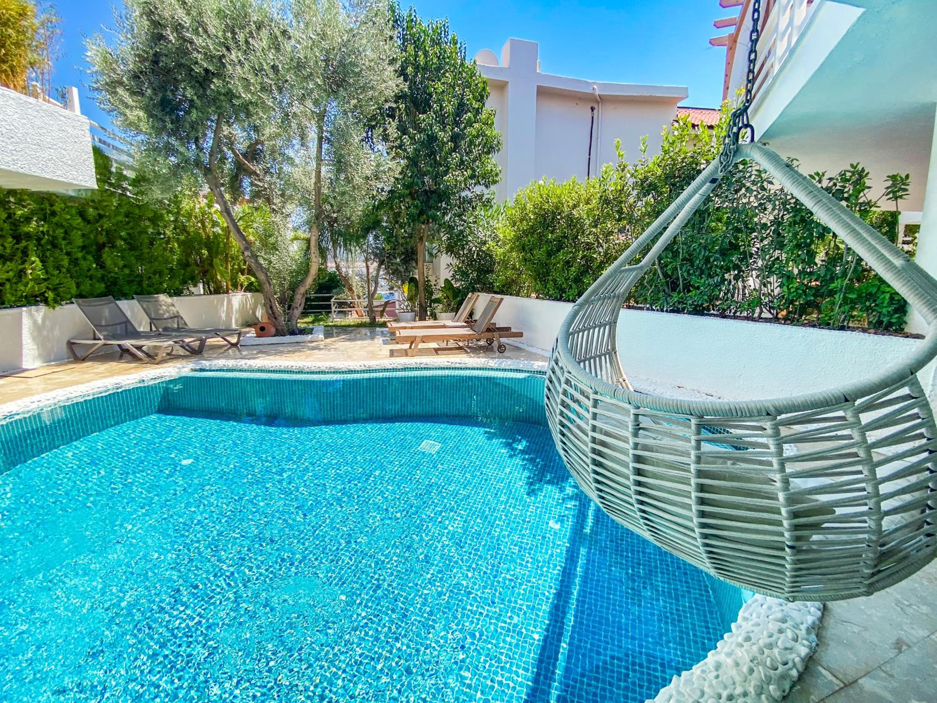 Suite with Private Pool - Photo 23