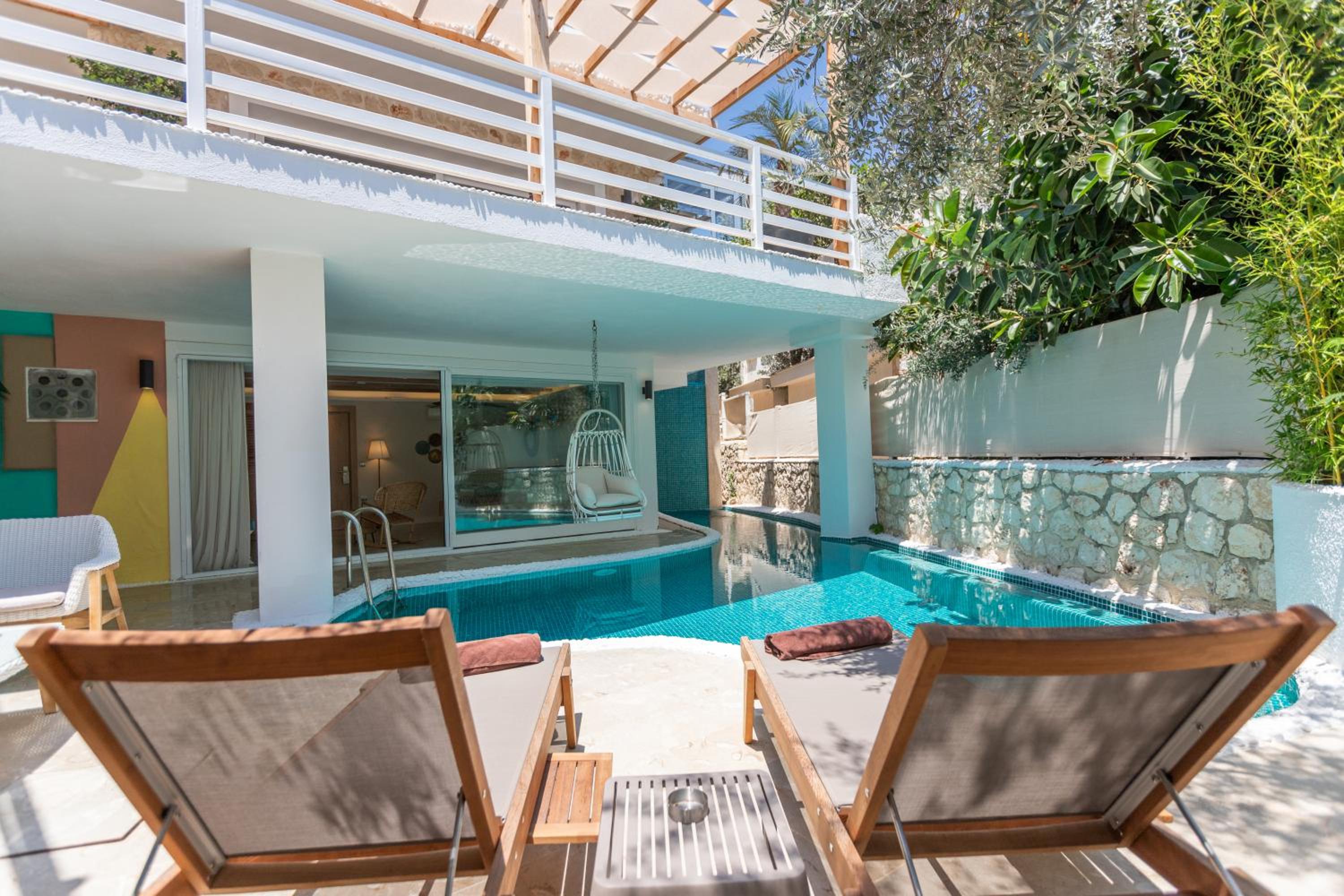 Suite with Private Pool - Photo 45