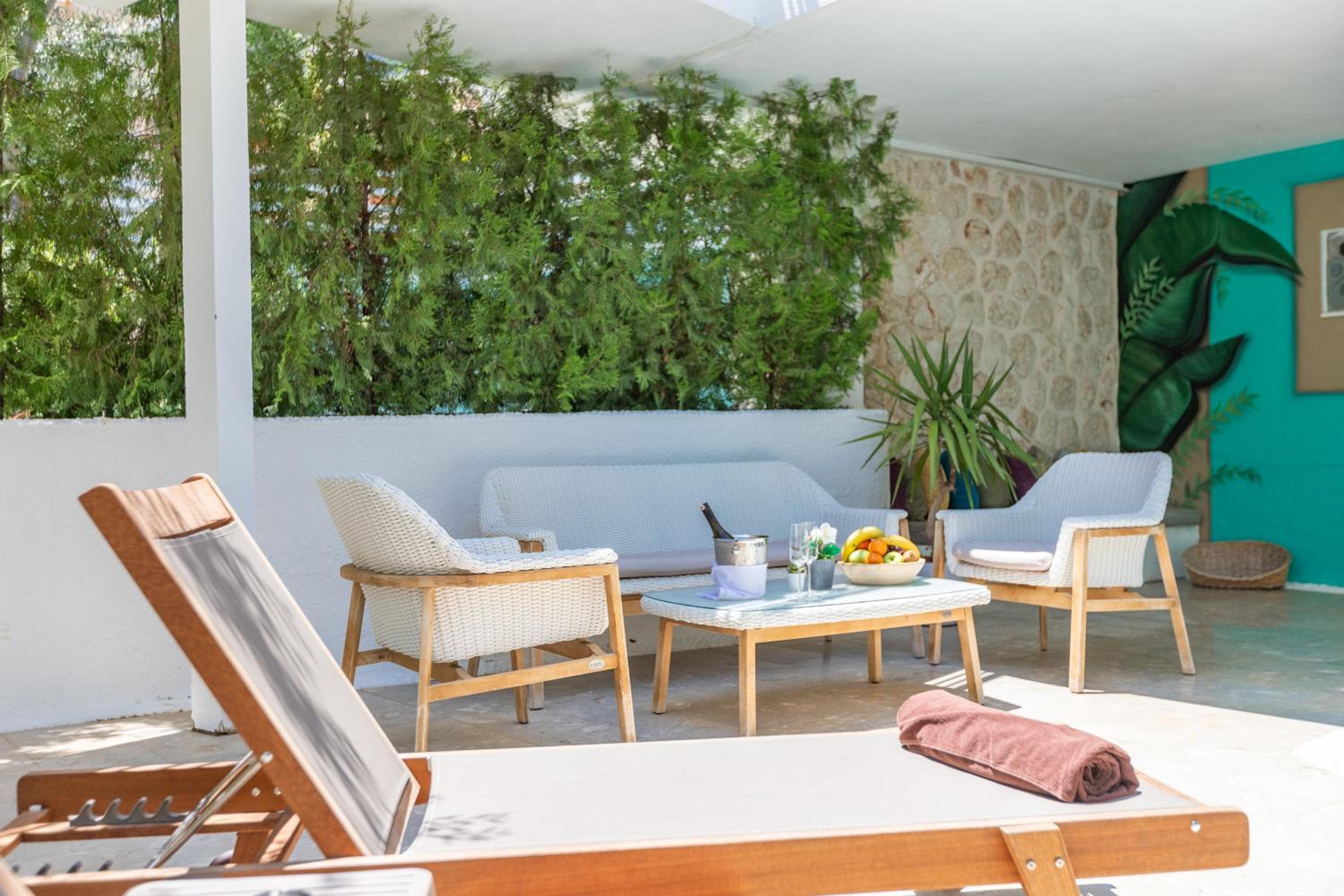 Suite with Private Pool - Photo 17
