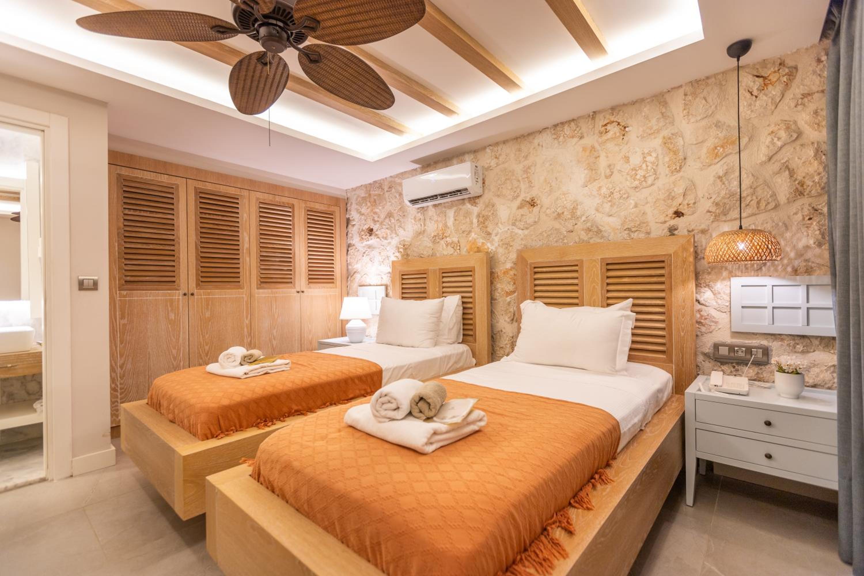 Suite with Private Pool - Photo 18
