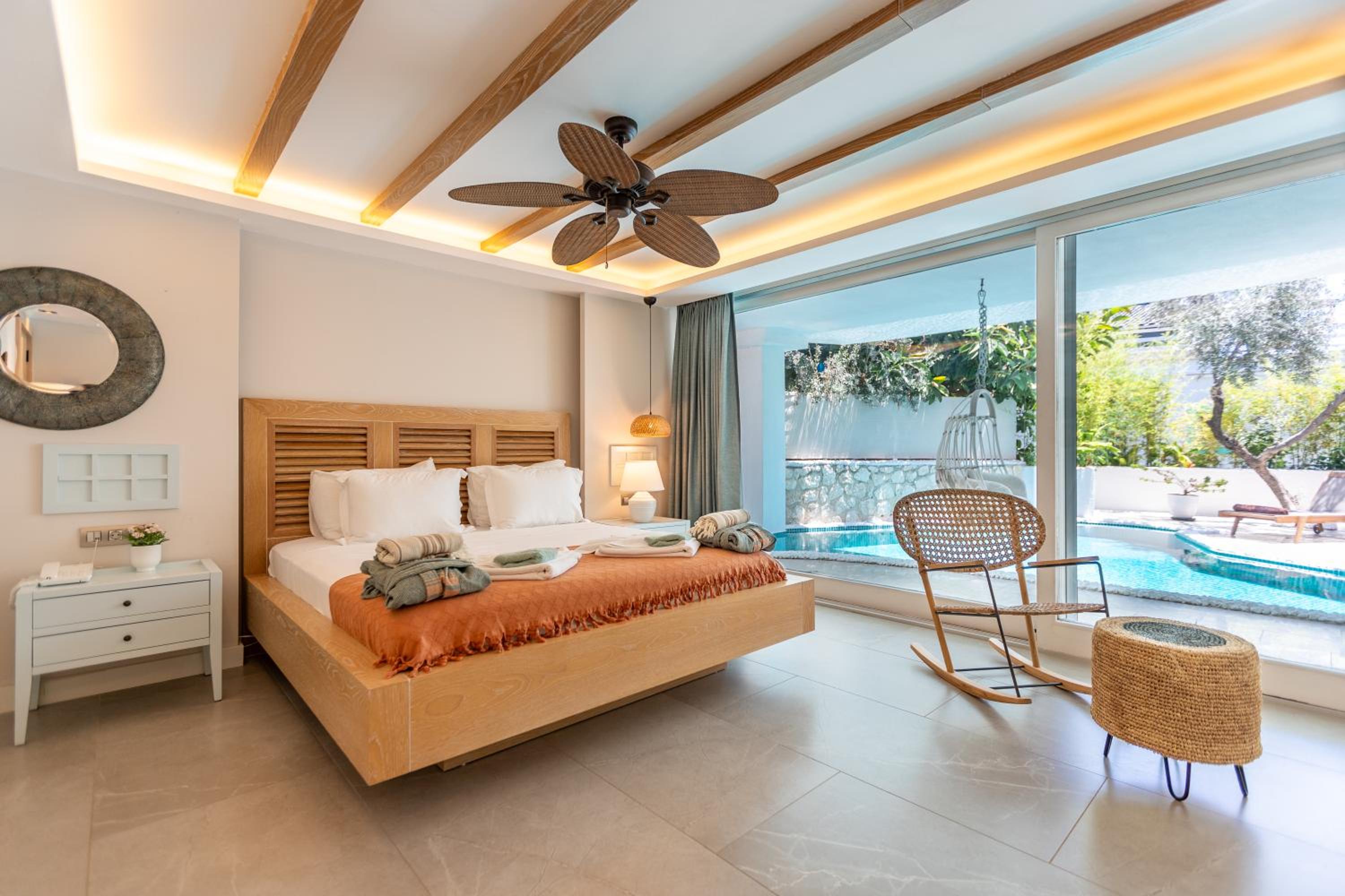 Suite with Private Pool - Photo 41