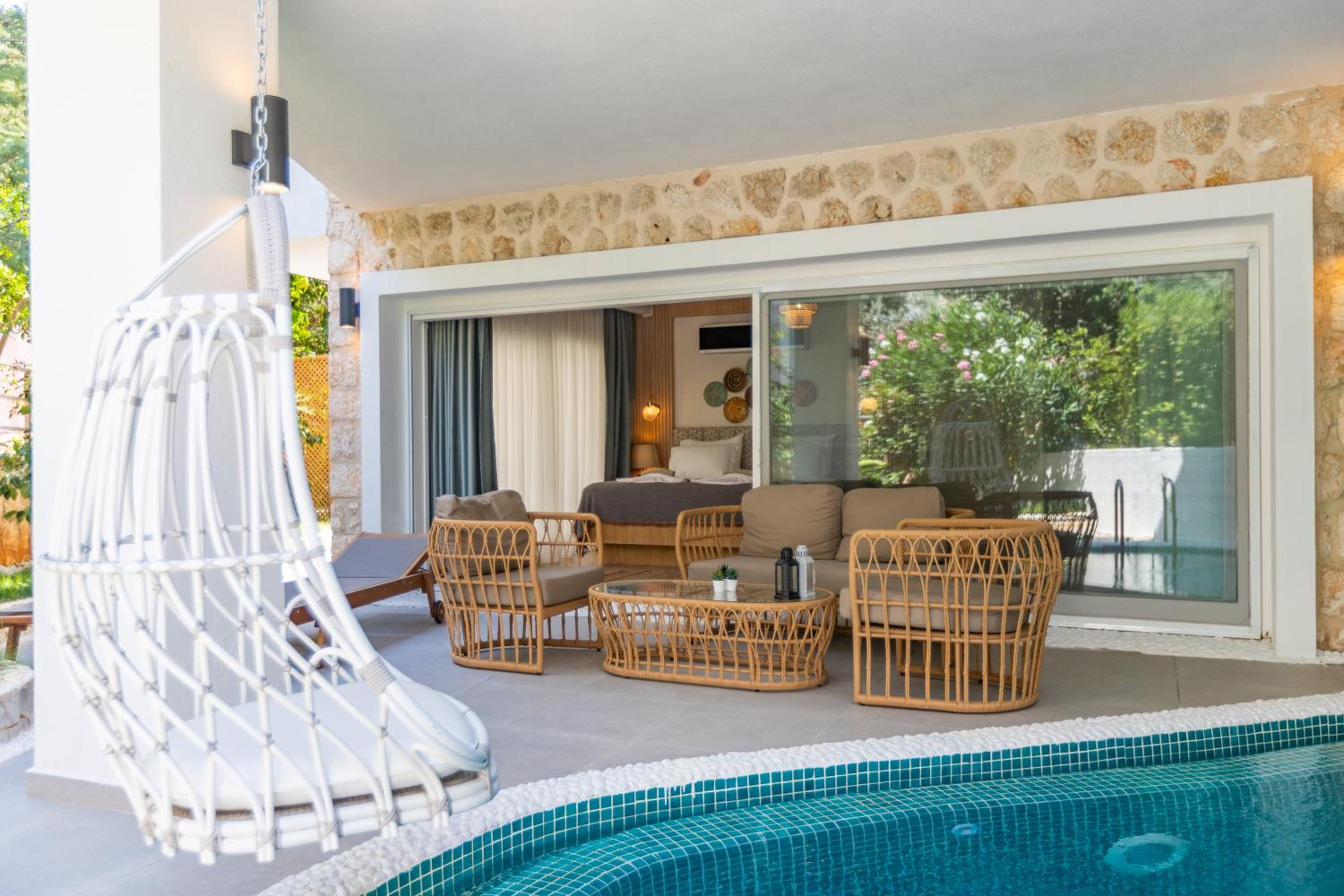 Suite with Private Pool - Photo 20