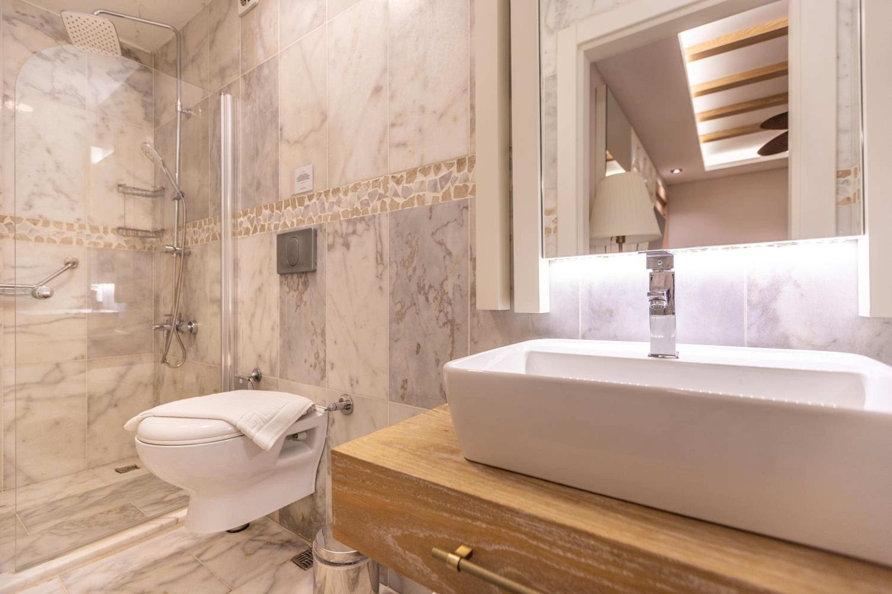 Suite with Private Pool - Photo 14