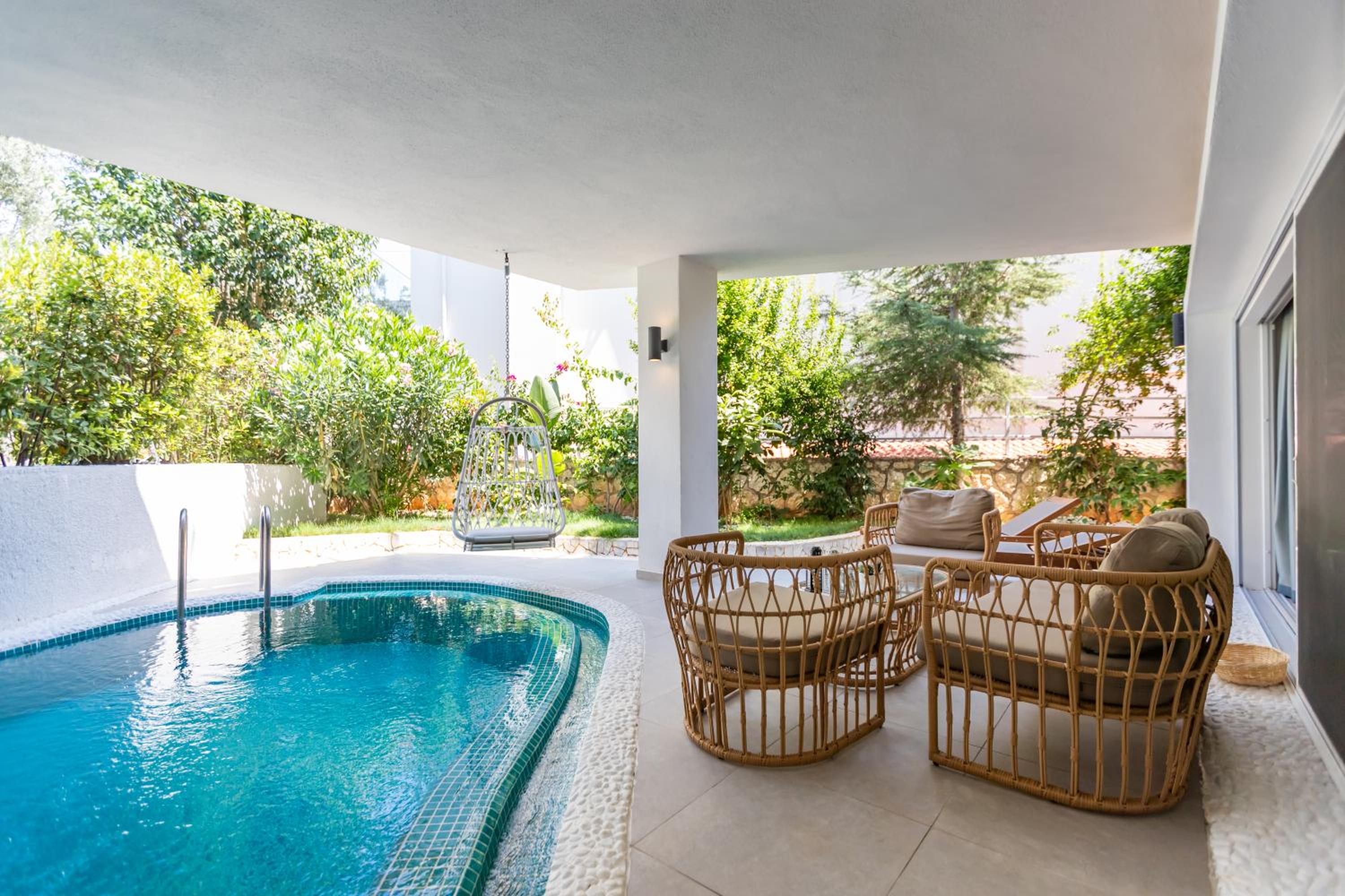Suite with Private Pool - Photo 16