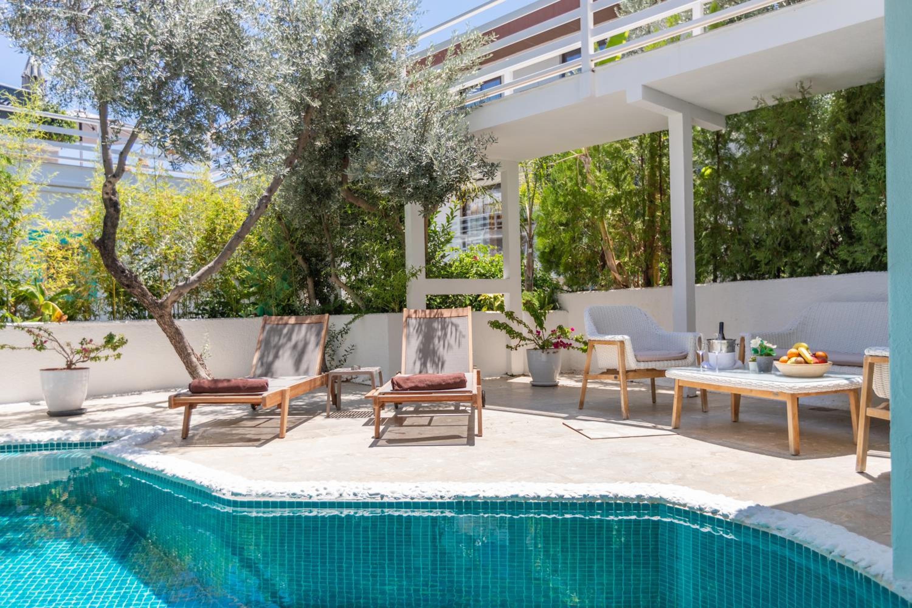 Suite with Private Pool - Photo 9