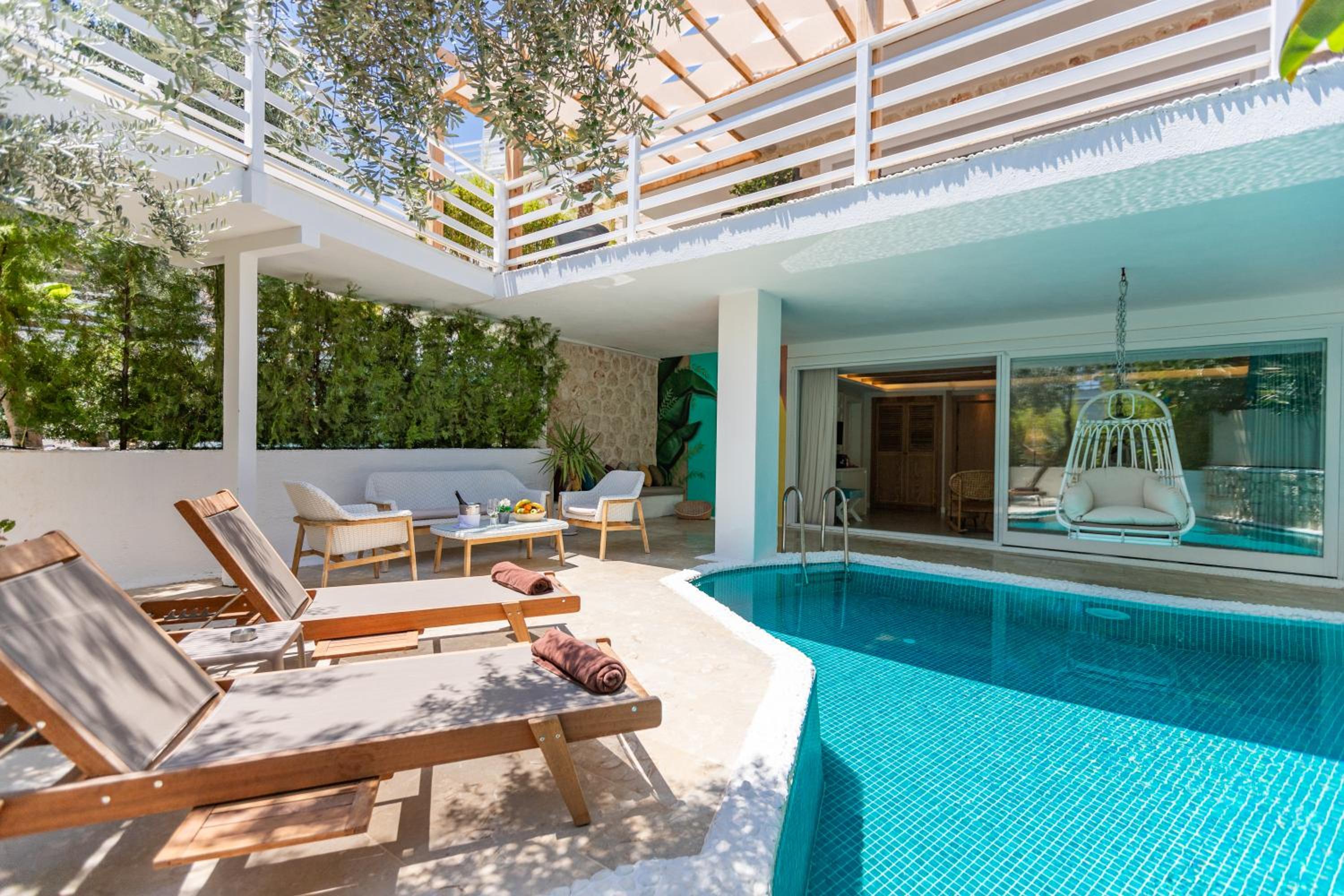 Suite with Private Pool - Photo 10