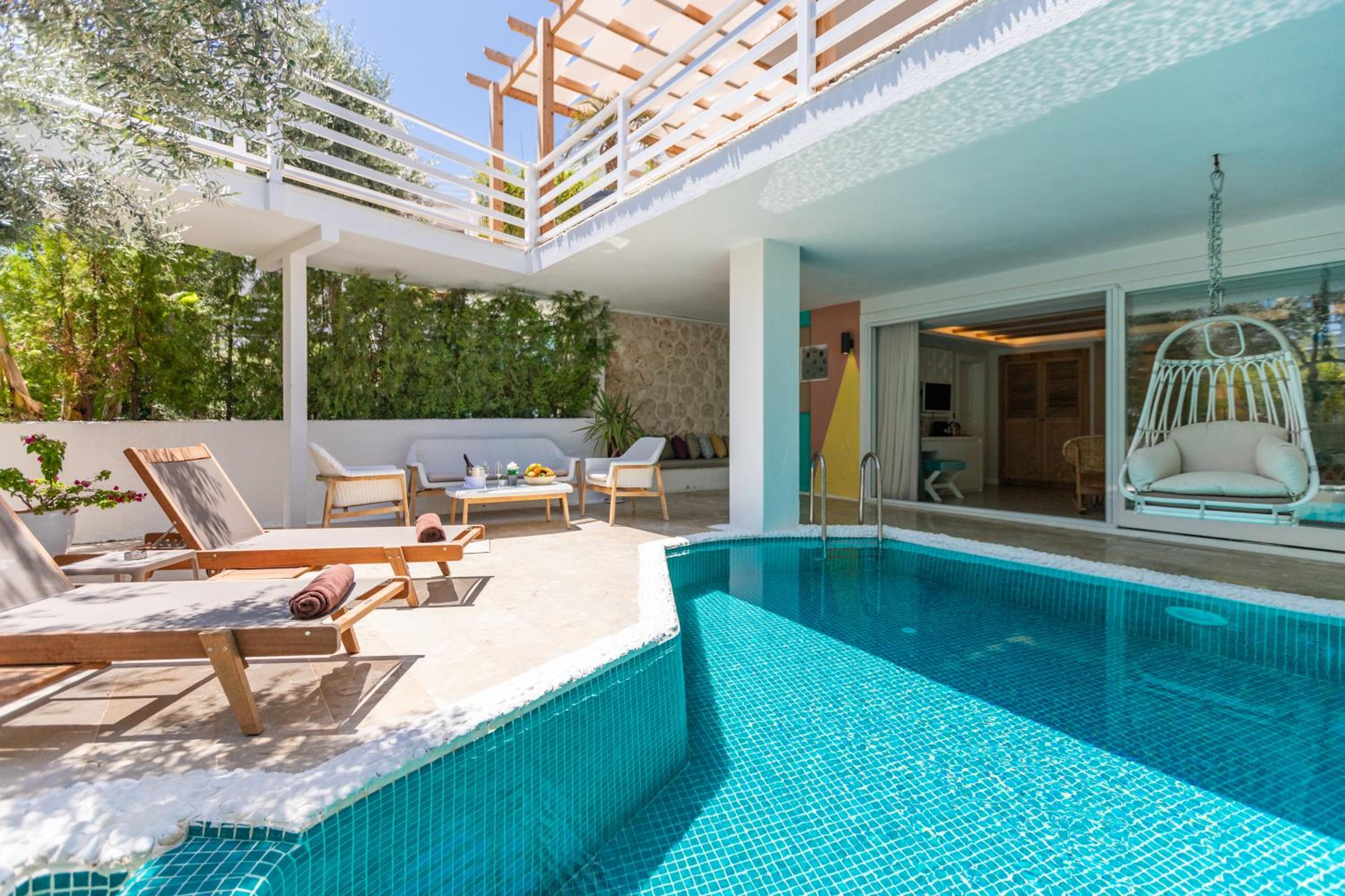 Suite with Private Pool - Photo 11