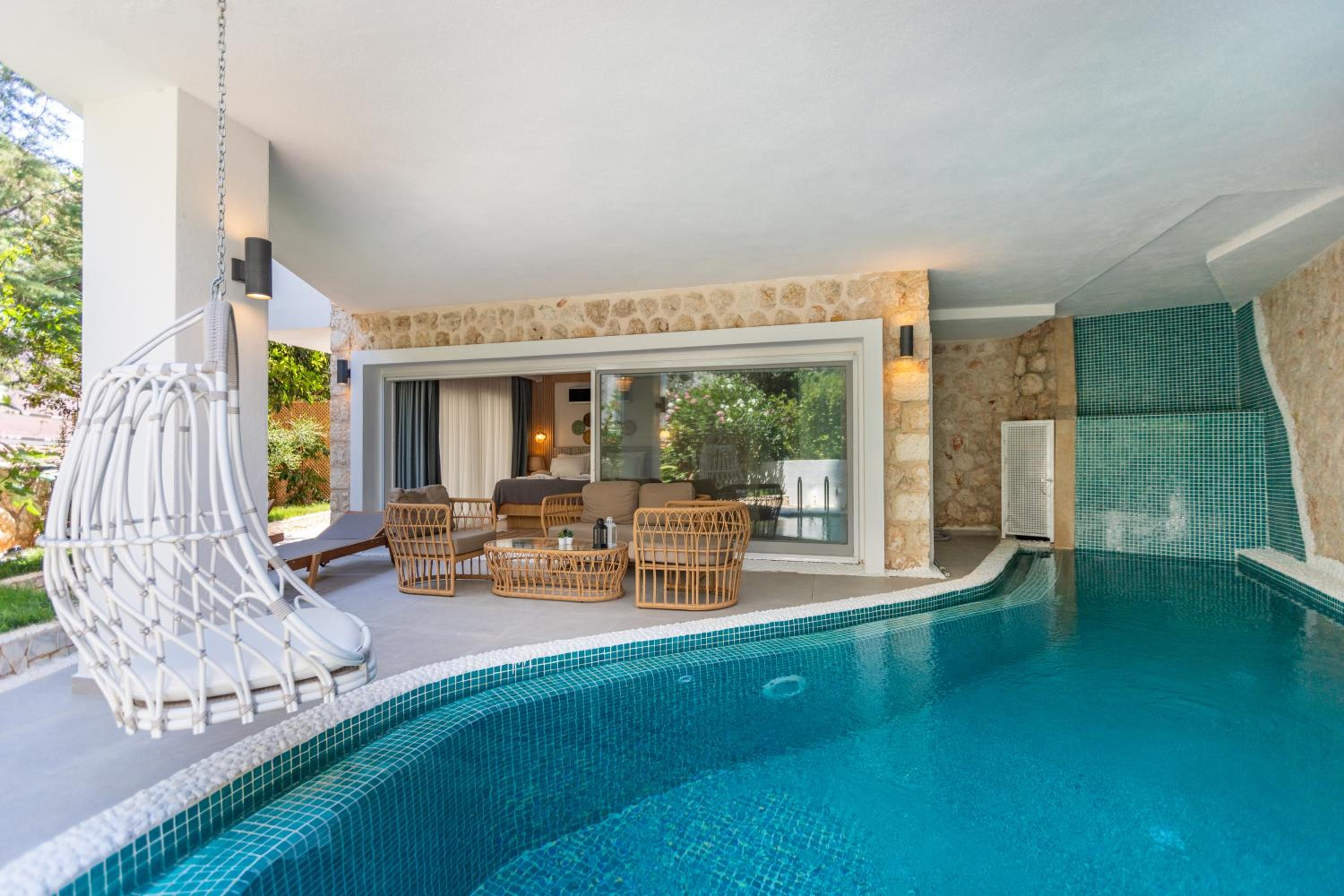Suite with Private Pool - Photo 13