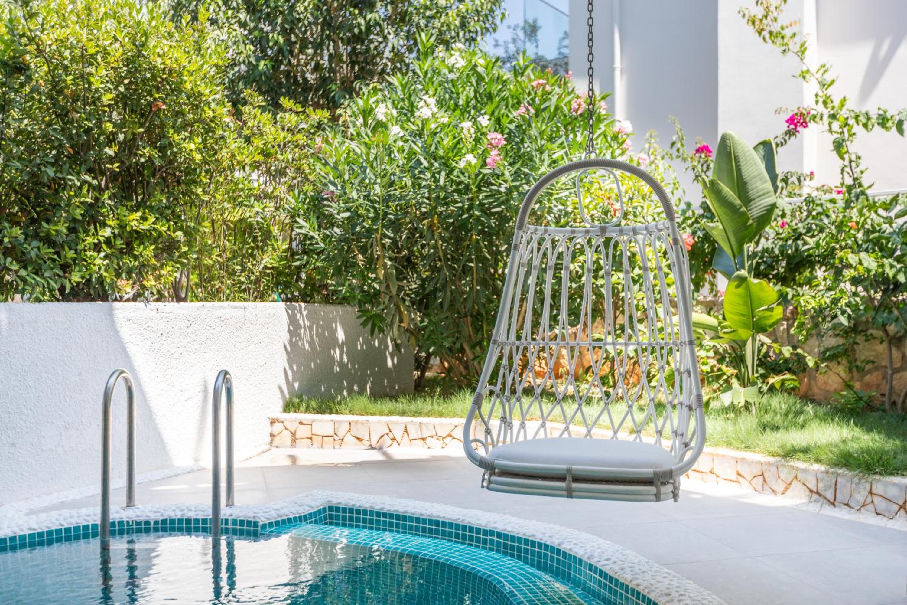 Suite with Private Pool - Photo 8