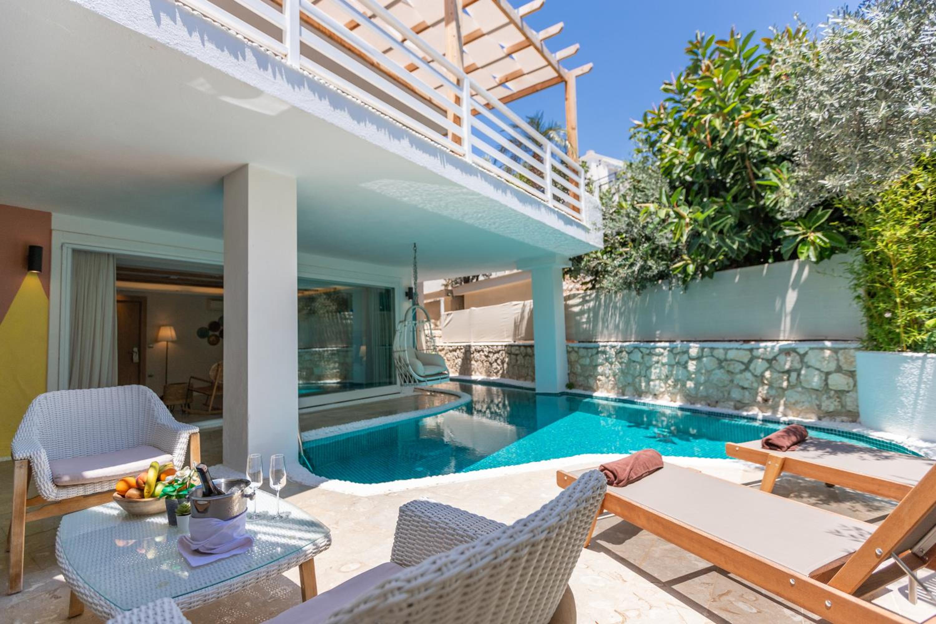 Suite with Private Pool - Photo 42