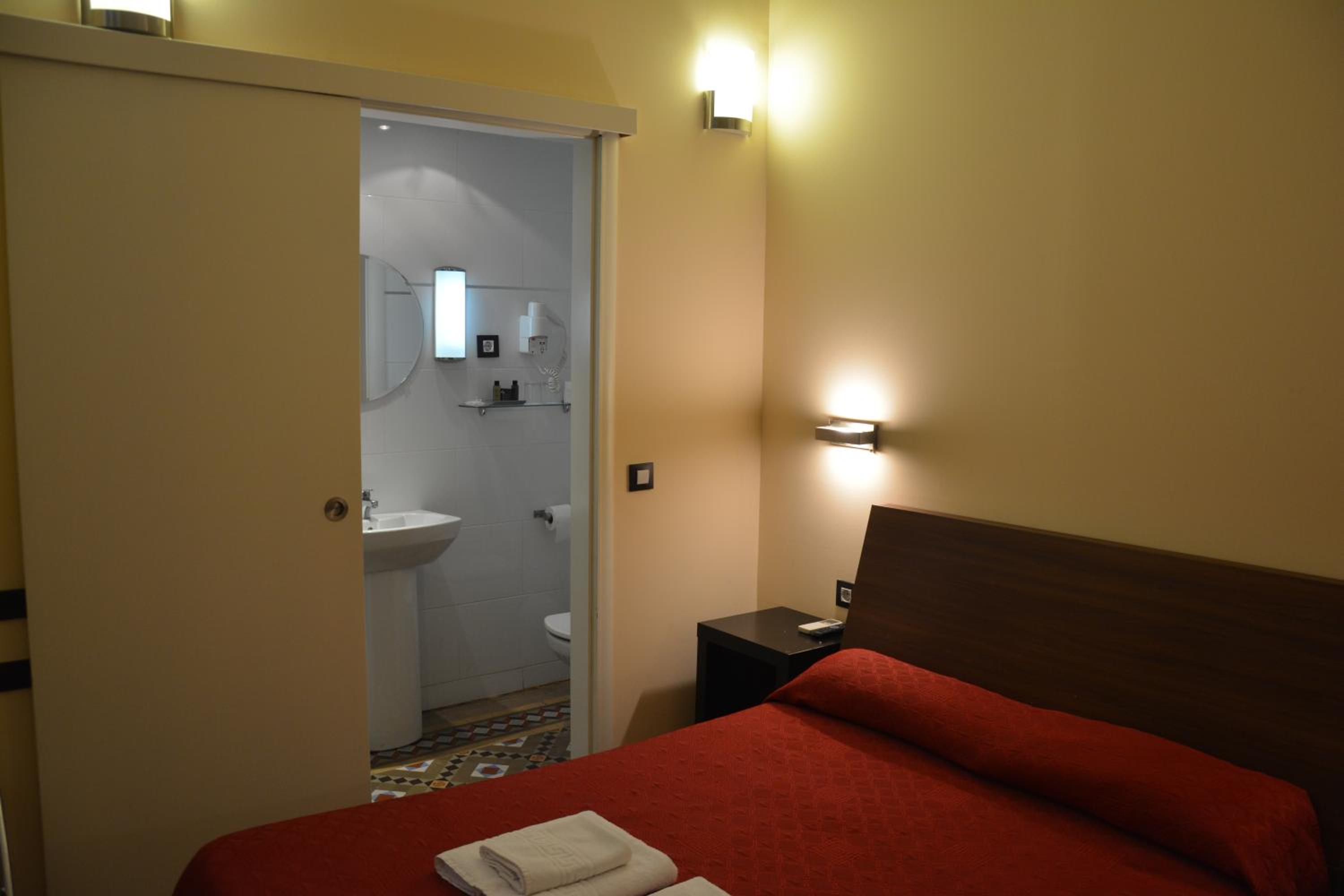 Standard Double Room photo 2