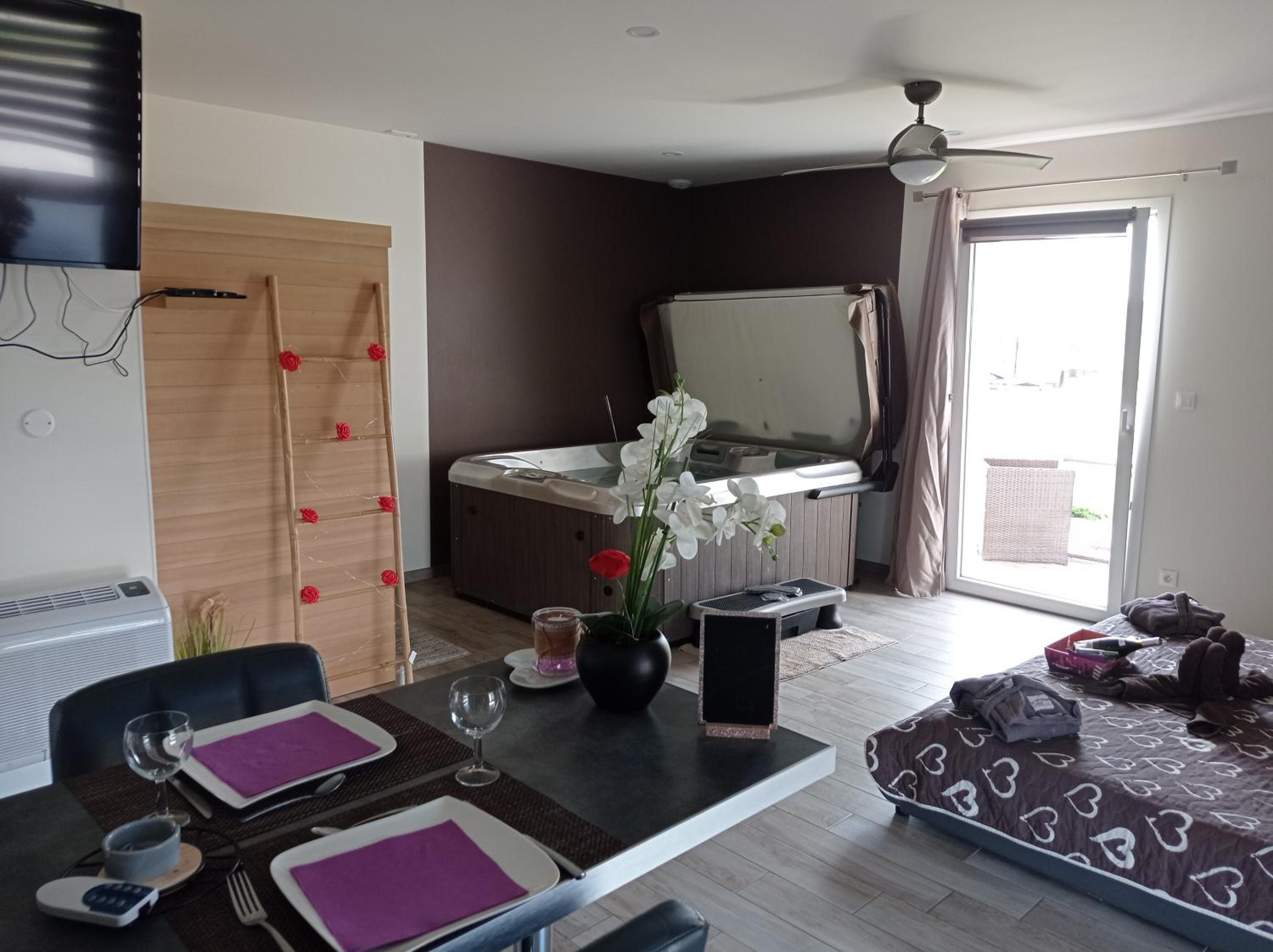 Double Room with Spa Bath photo 3