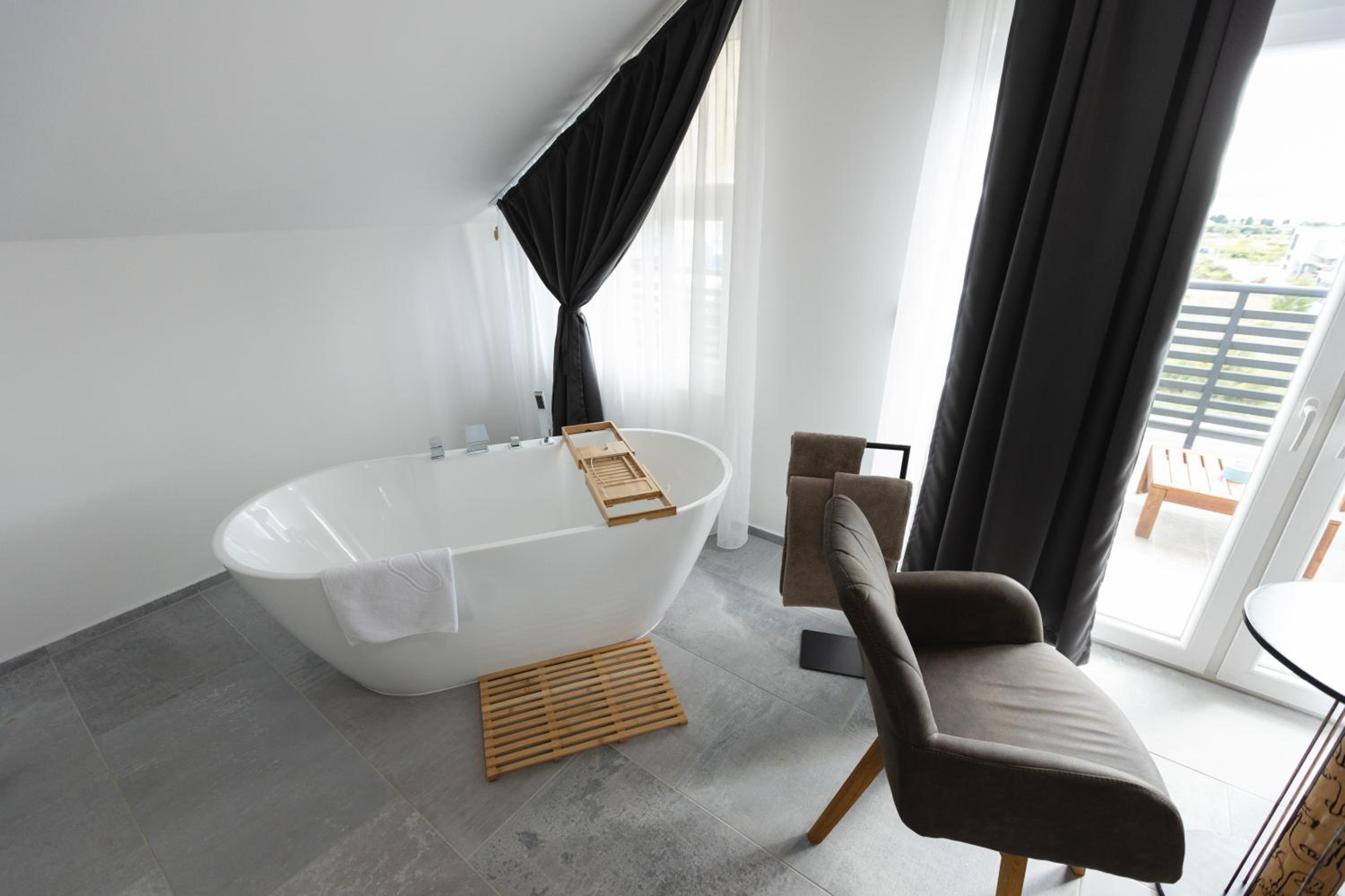 Deluxe Double Room with Bath - Photo 28