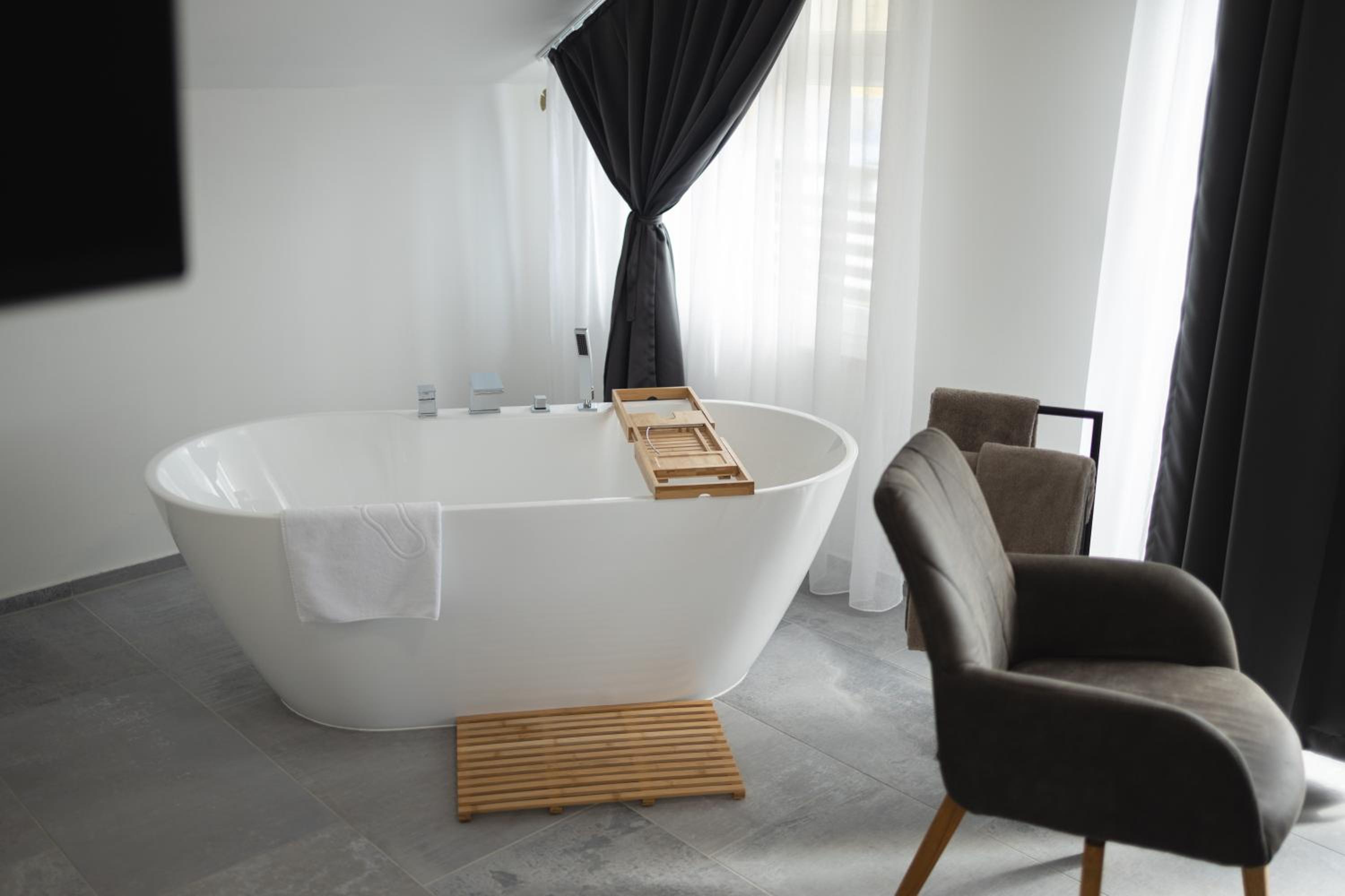 Deluxe Double Room with Bath - Photo 26