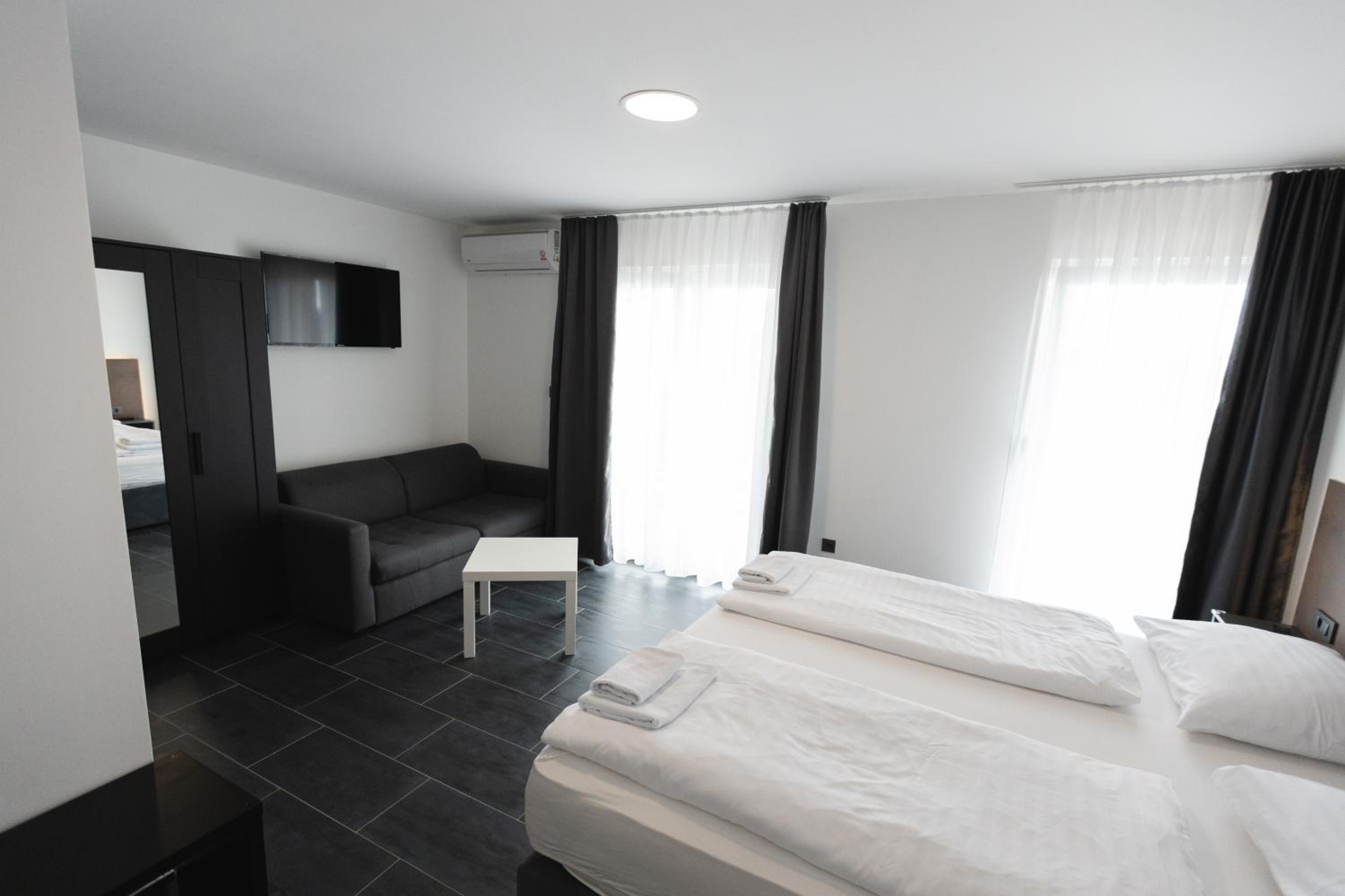 Family Suite with Balcony - Photo 7