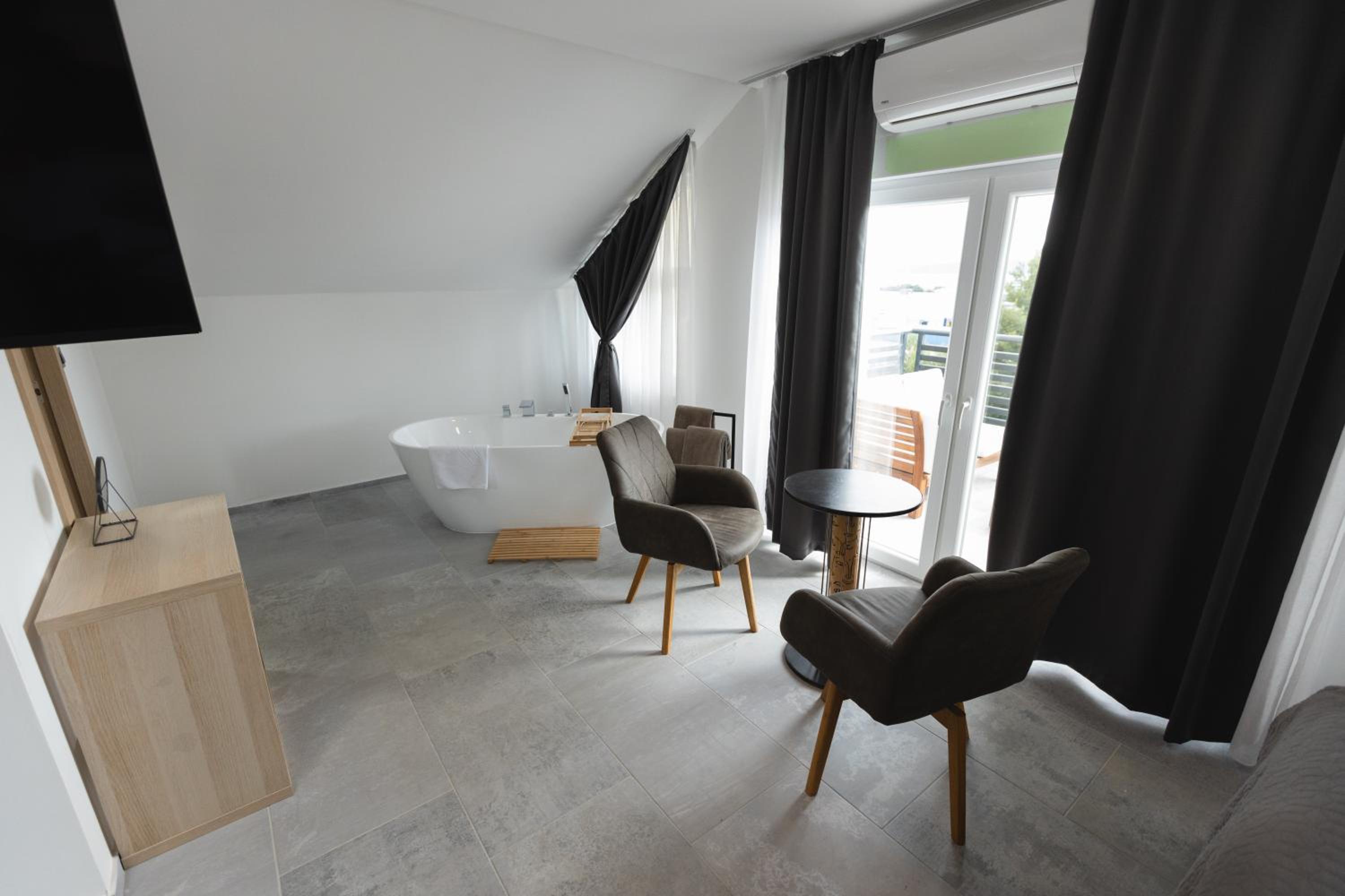 Deluxe Double Room with Bath - Photo 4