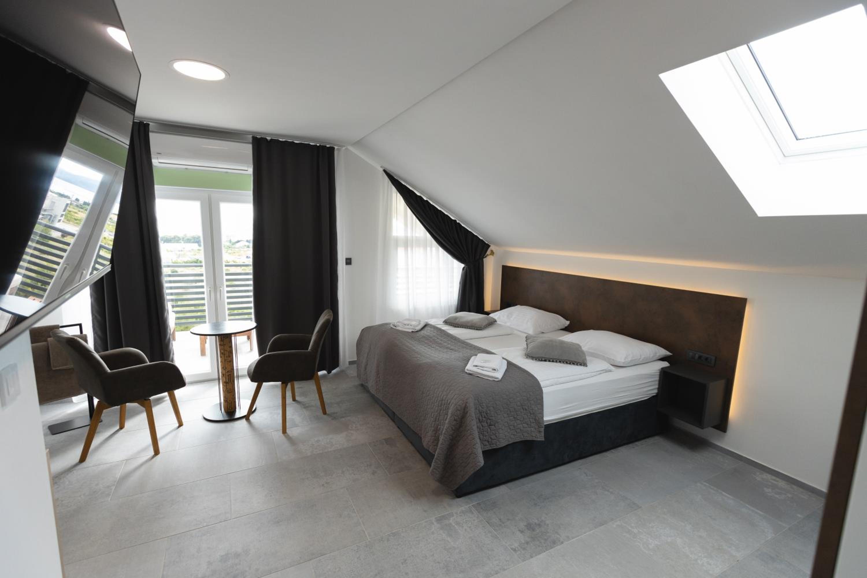 Deluxe Double Room with Bath - Photo 9