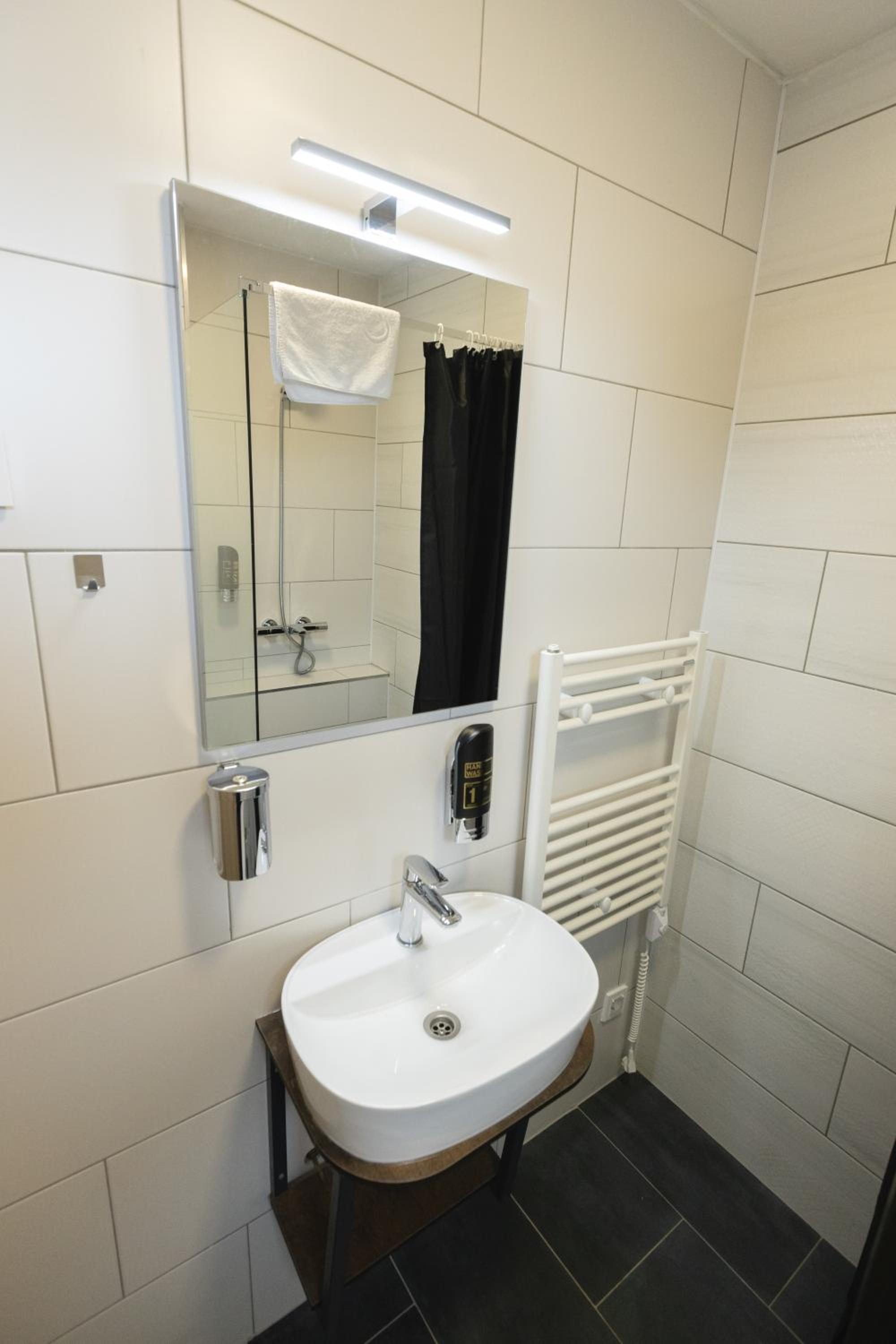 Family Suite with Balcony - Photo 10