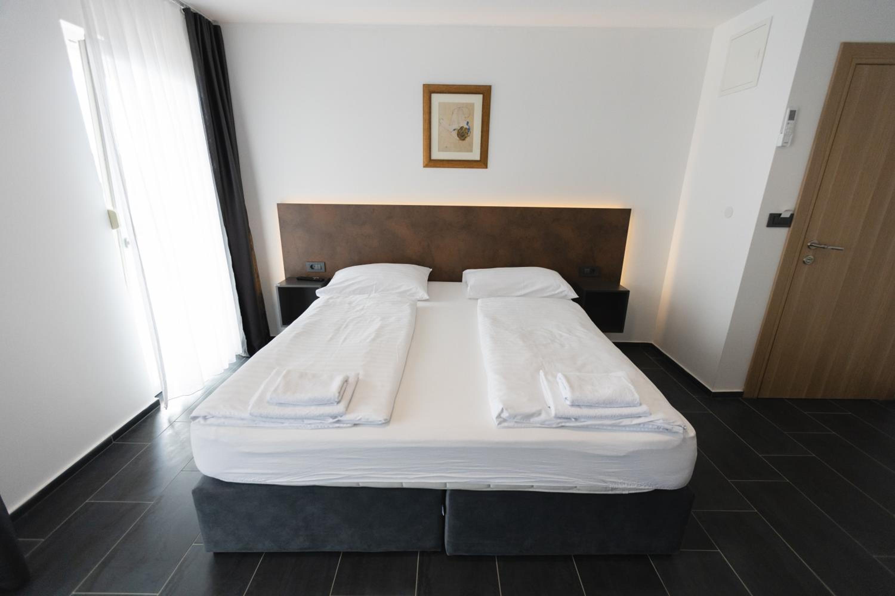 Family Suite with Balcony - Photo 9