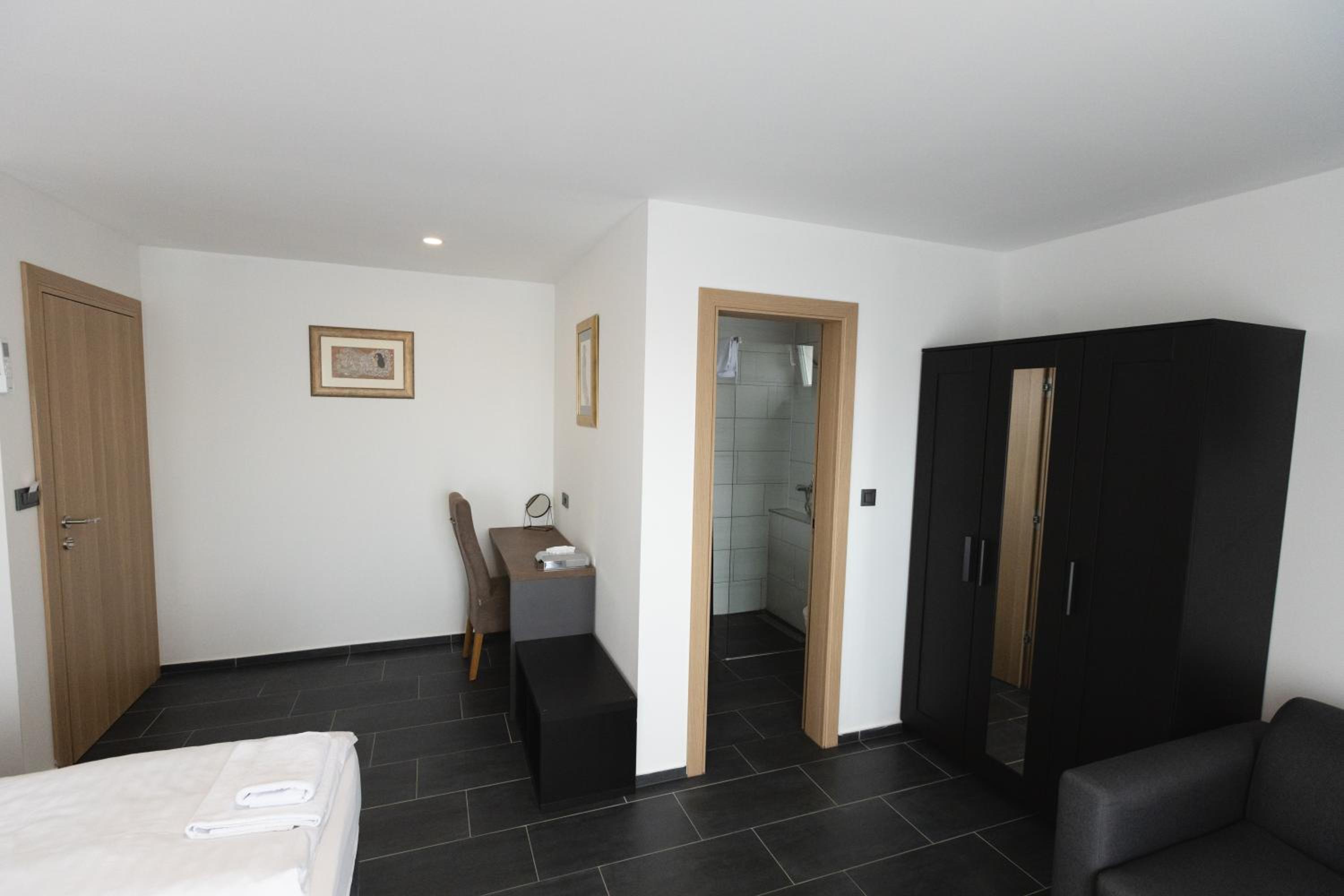 Family Suite with Balcony - Photo 25