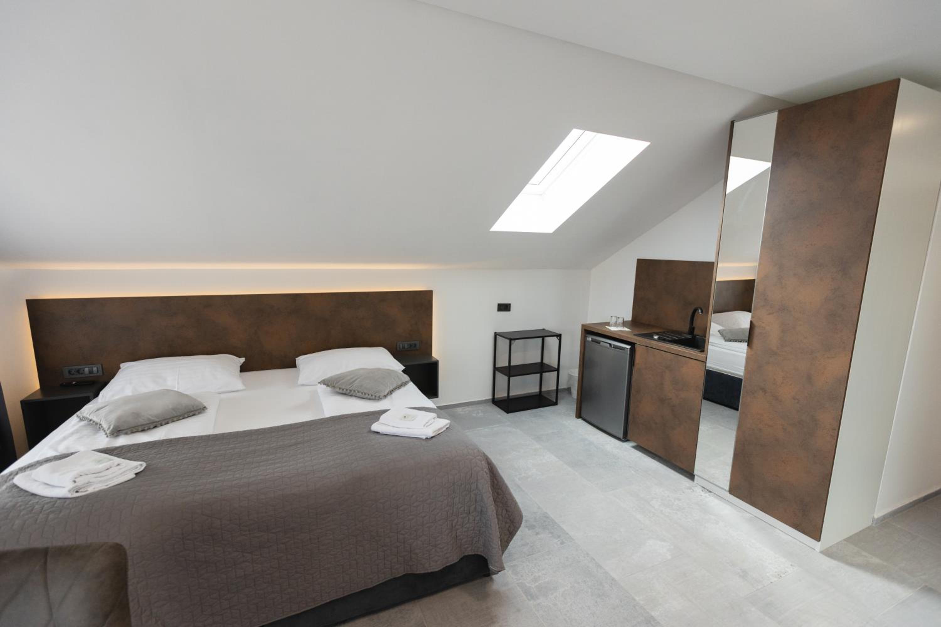 Deluxe Double Room with Bath - Photo 12