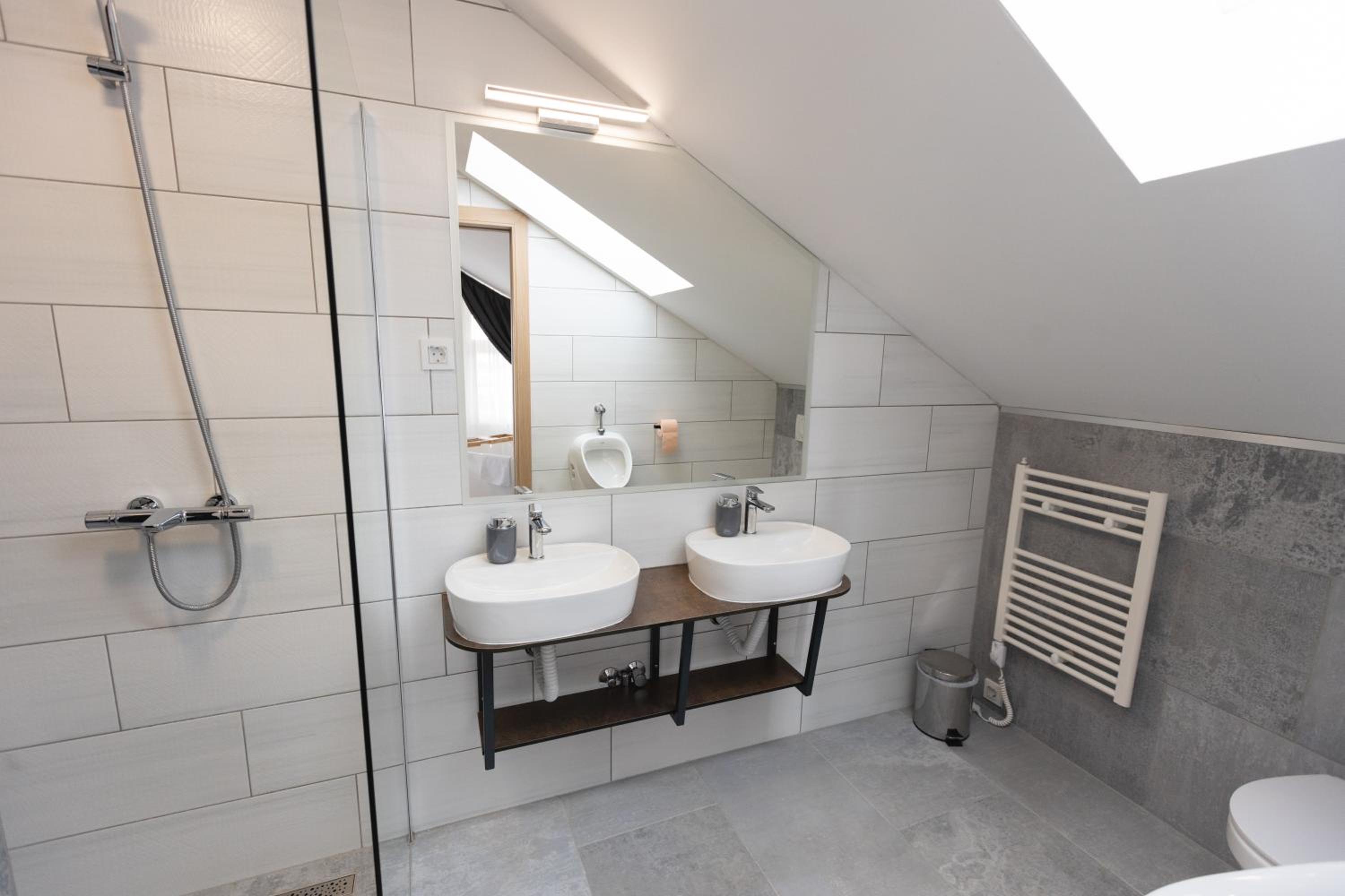 Deluxe Double Room with Bath - Photo 13
