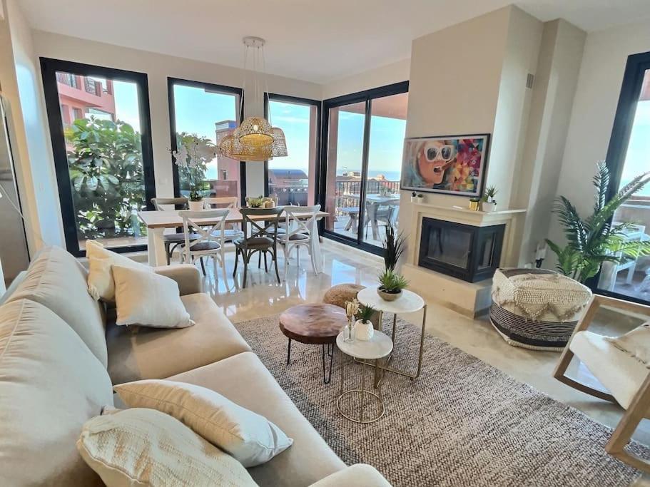 Two-Bedroom Apartment with Balcony and Sea View photo 3