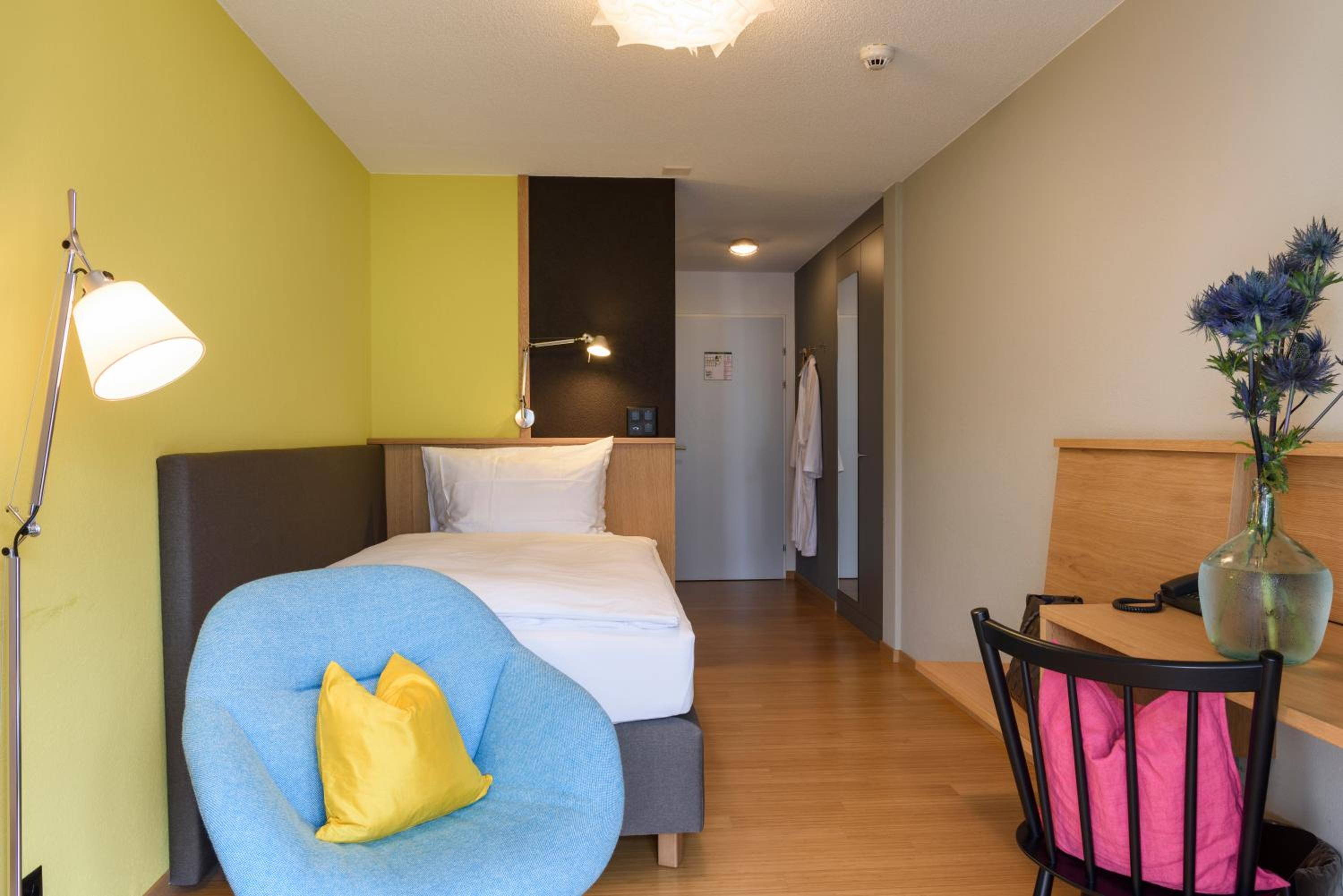Business Single Room with Balcony and Lake View