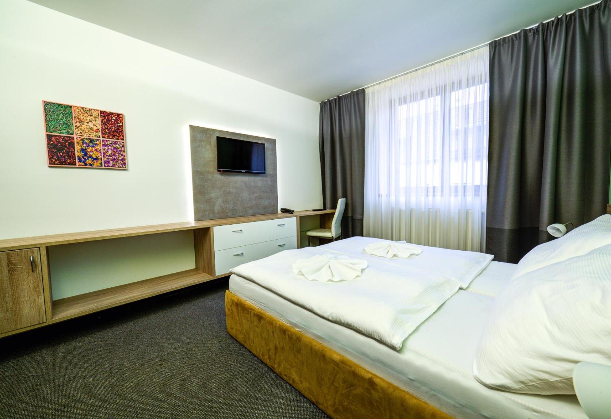 Large Double Room - Photo 1