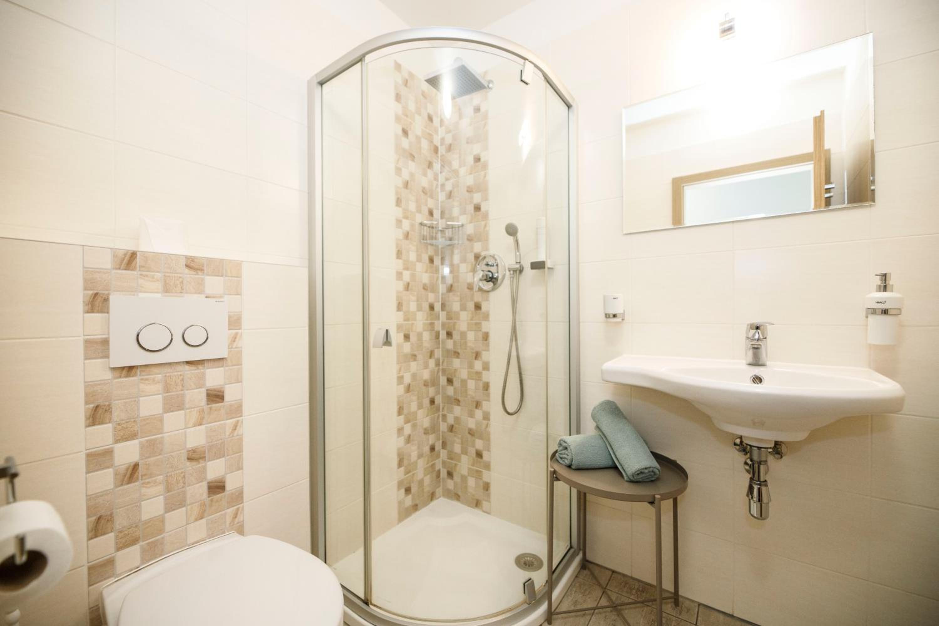 Large Double Room - Photo 4