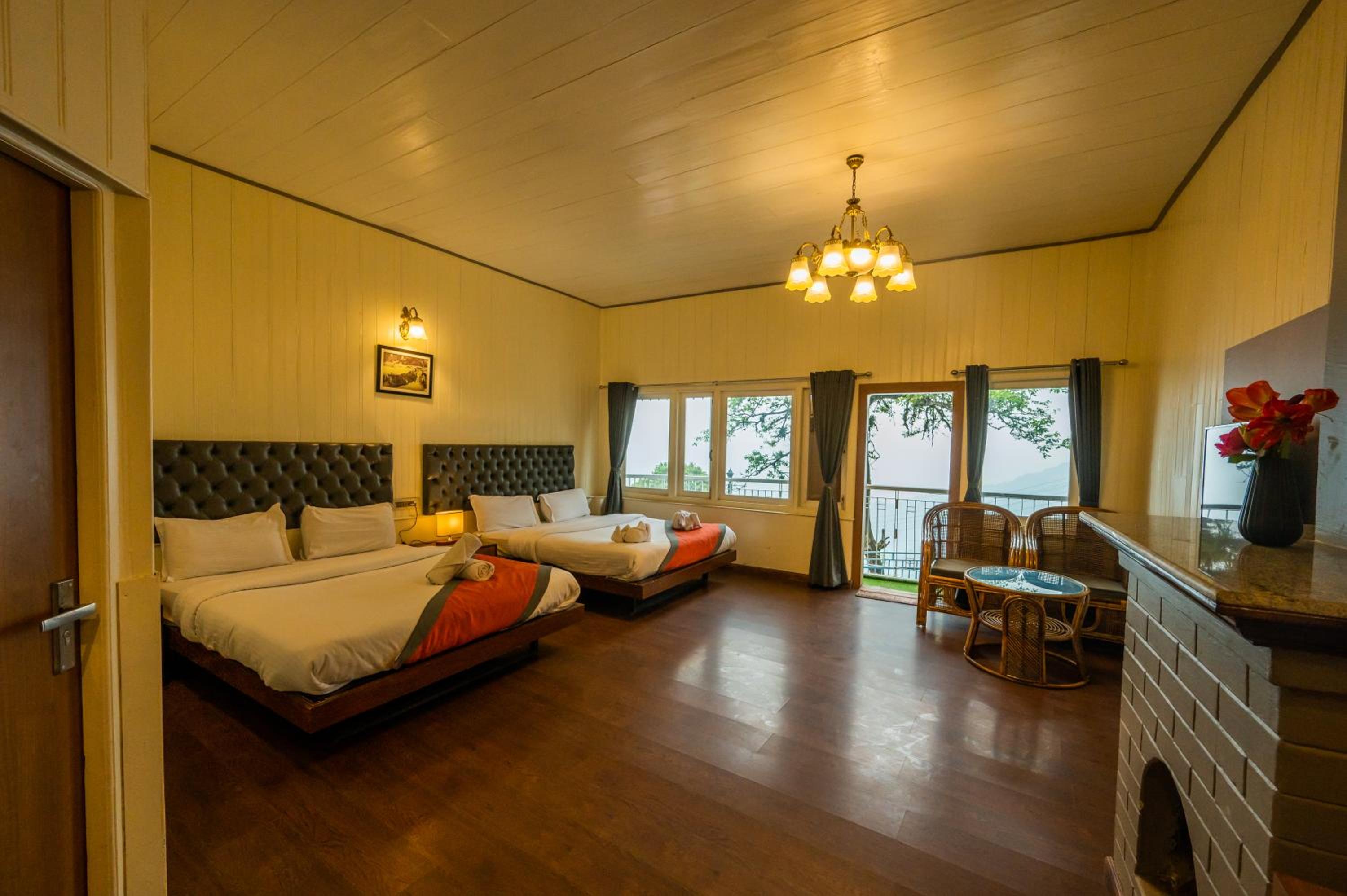 Family Room with Mountain View - Photo 7