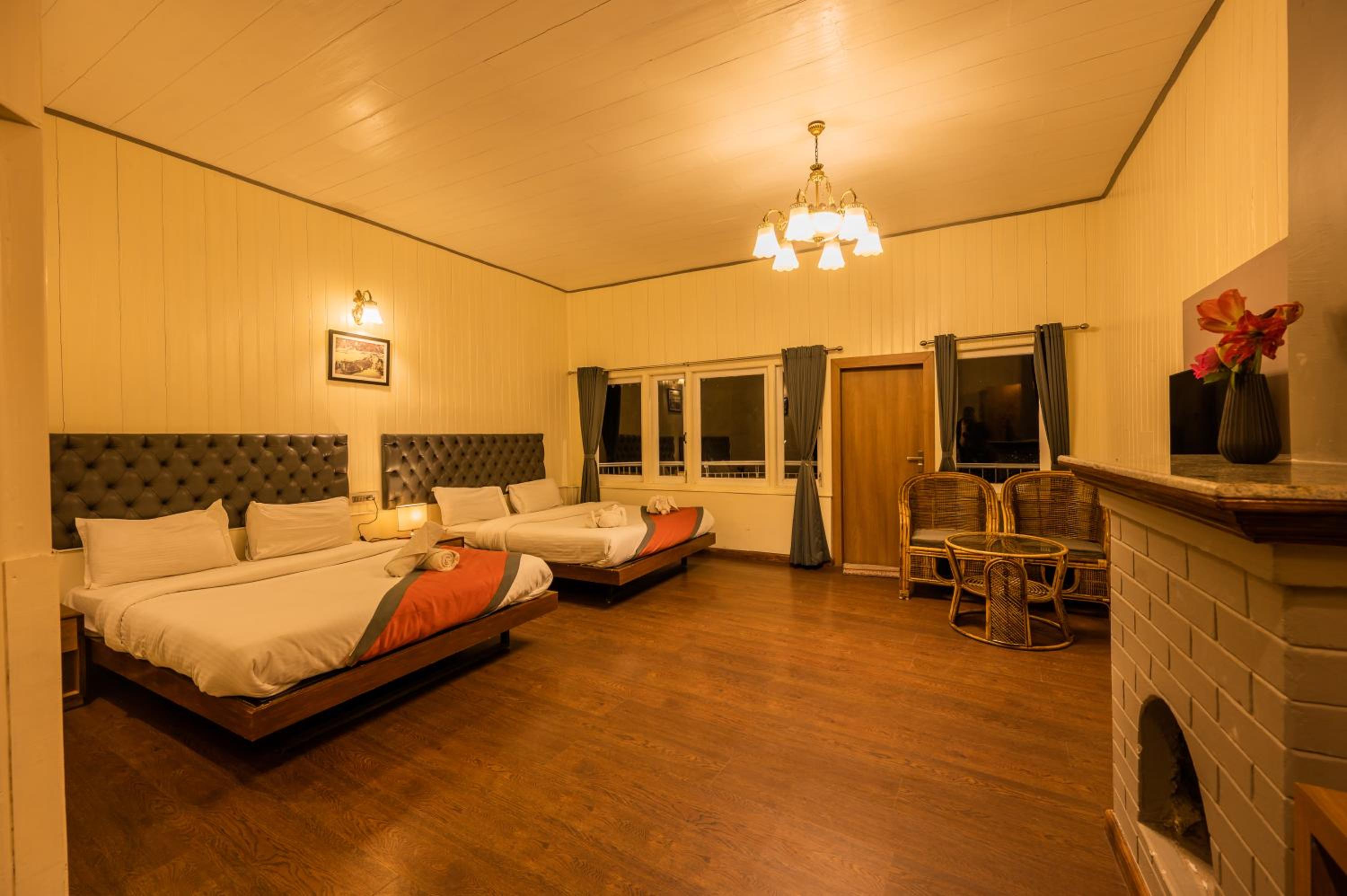 Family Room with Mountain View - Photo 2