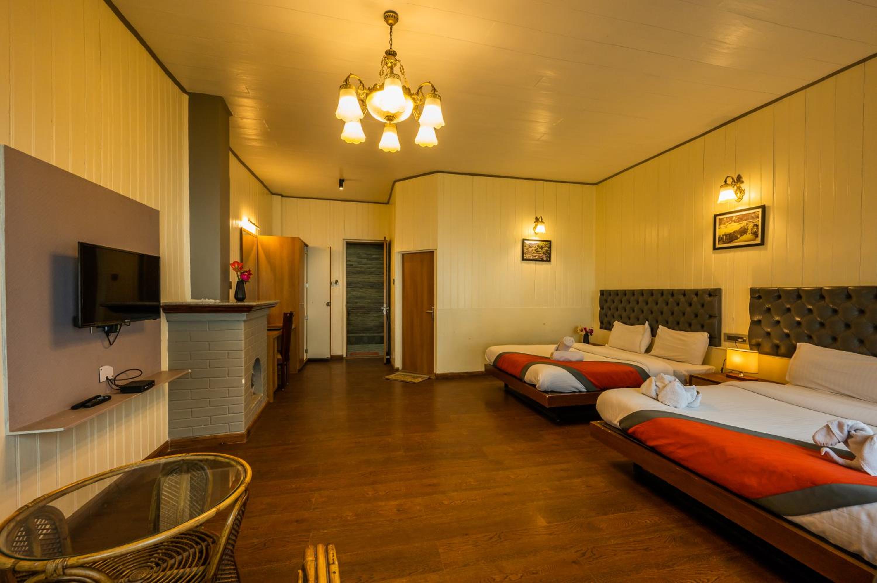 Family Room with Mountain View - Photo 3