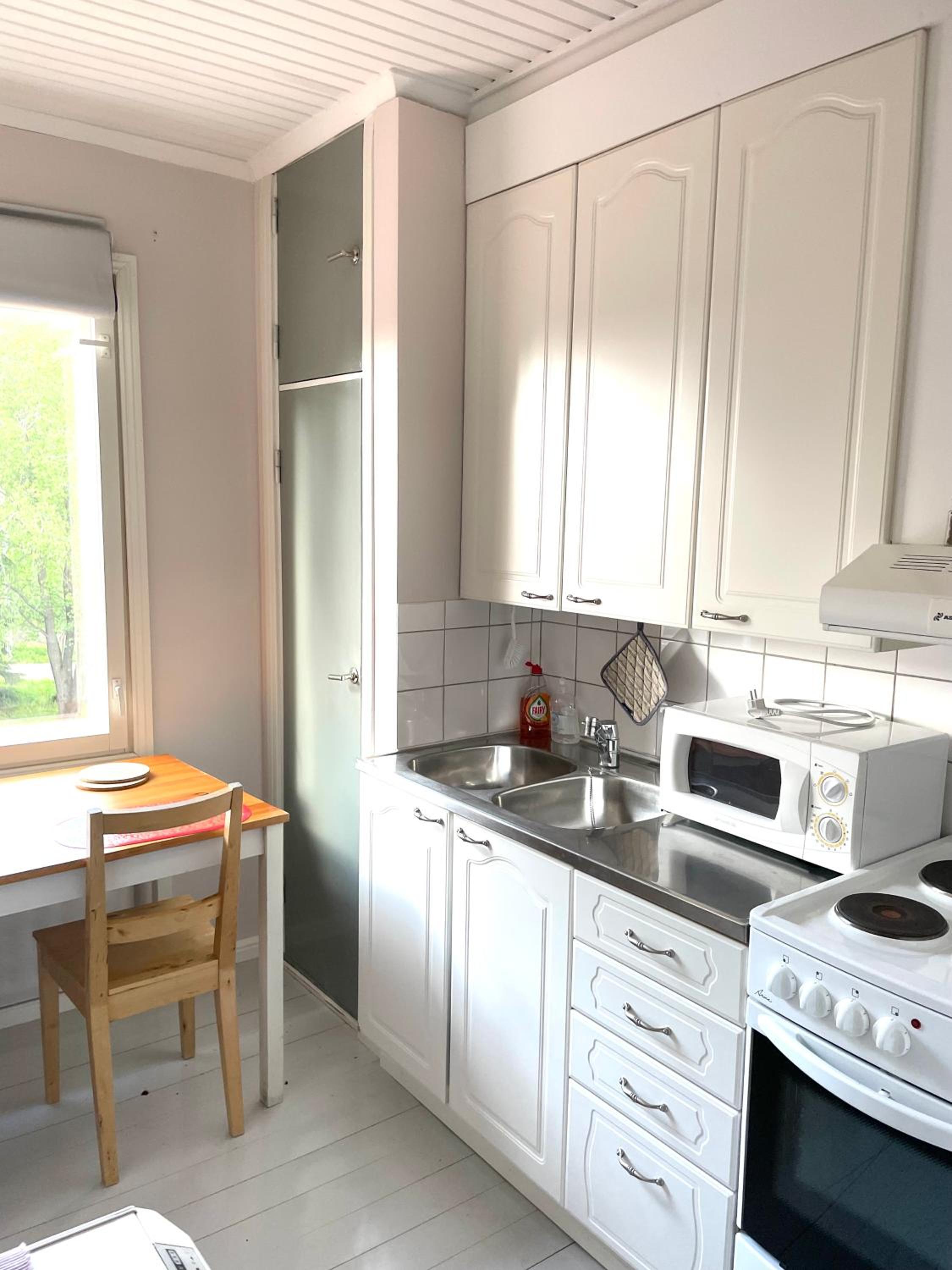 One-Bedroom Apartment with Lake View - Photo 7