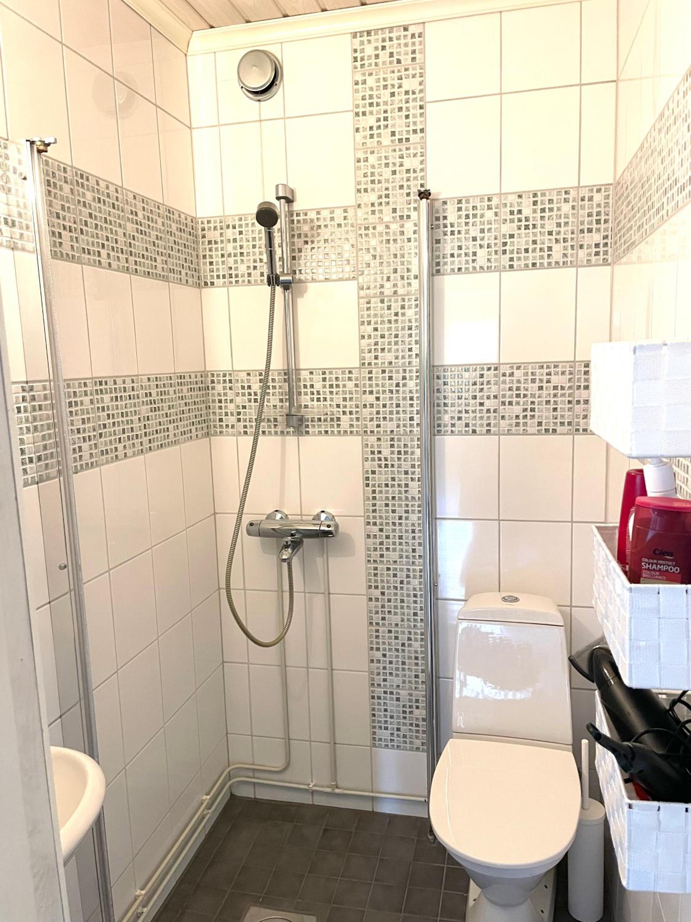 One-Bedroom Apartment with Lake View - Photo 8