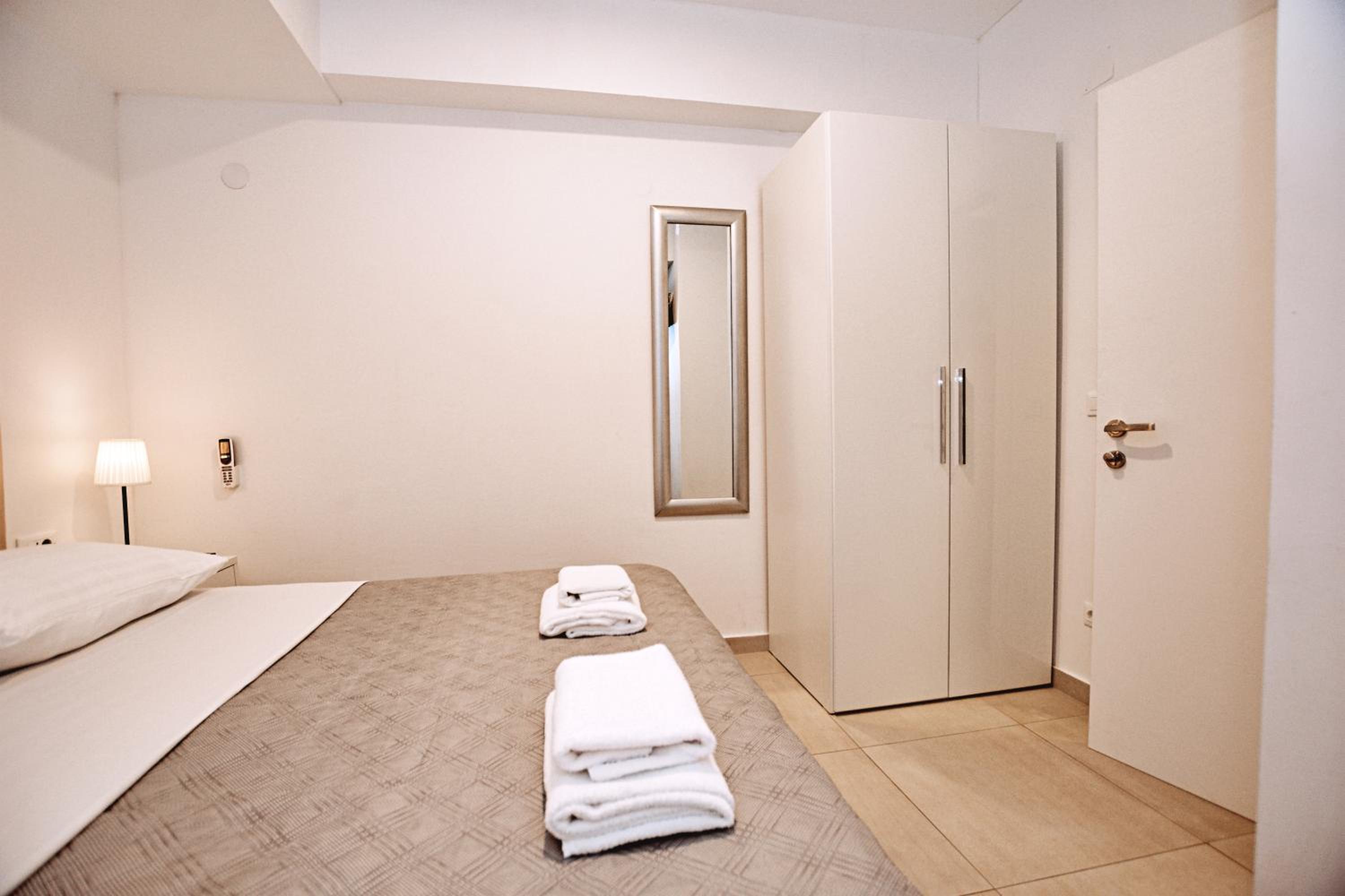 Economy Double Room - Photo 8