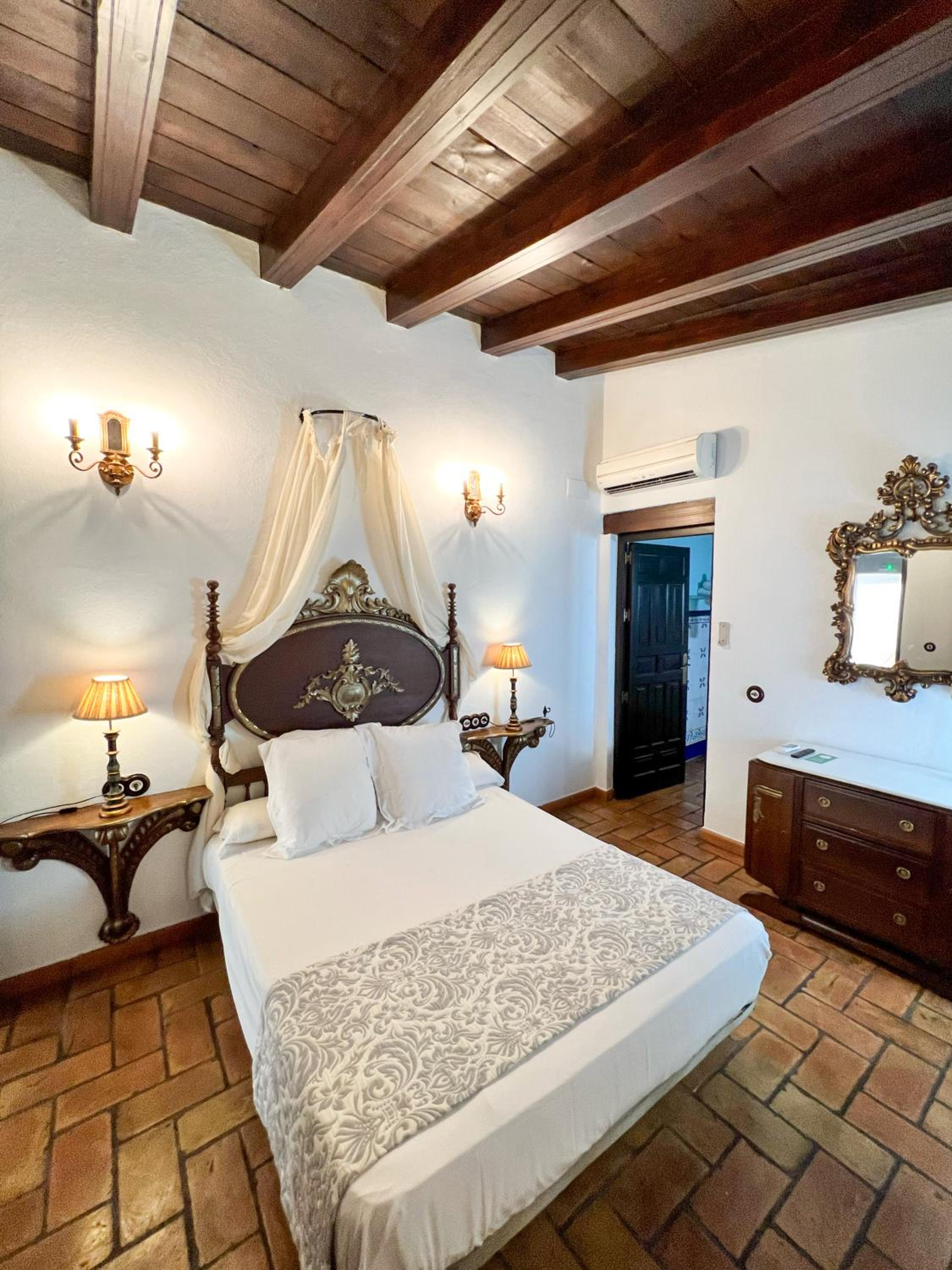 Double Room with Private Bathroom - Photo 26