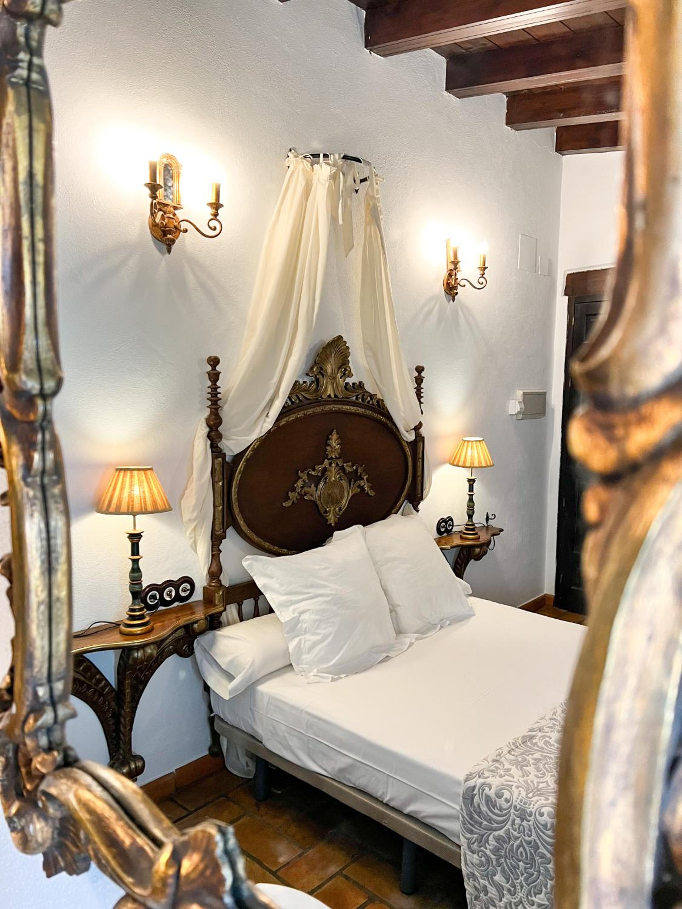 Double Room with Private Bathroom - Photo 27