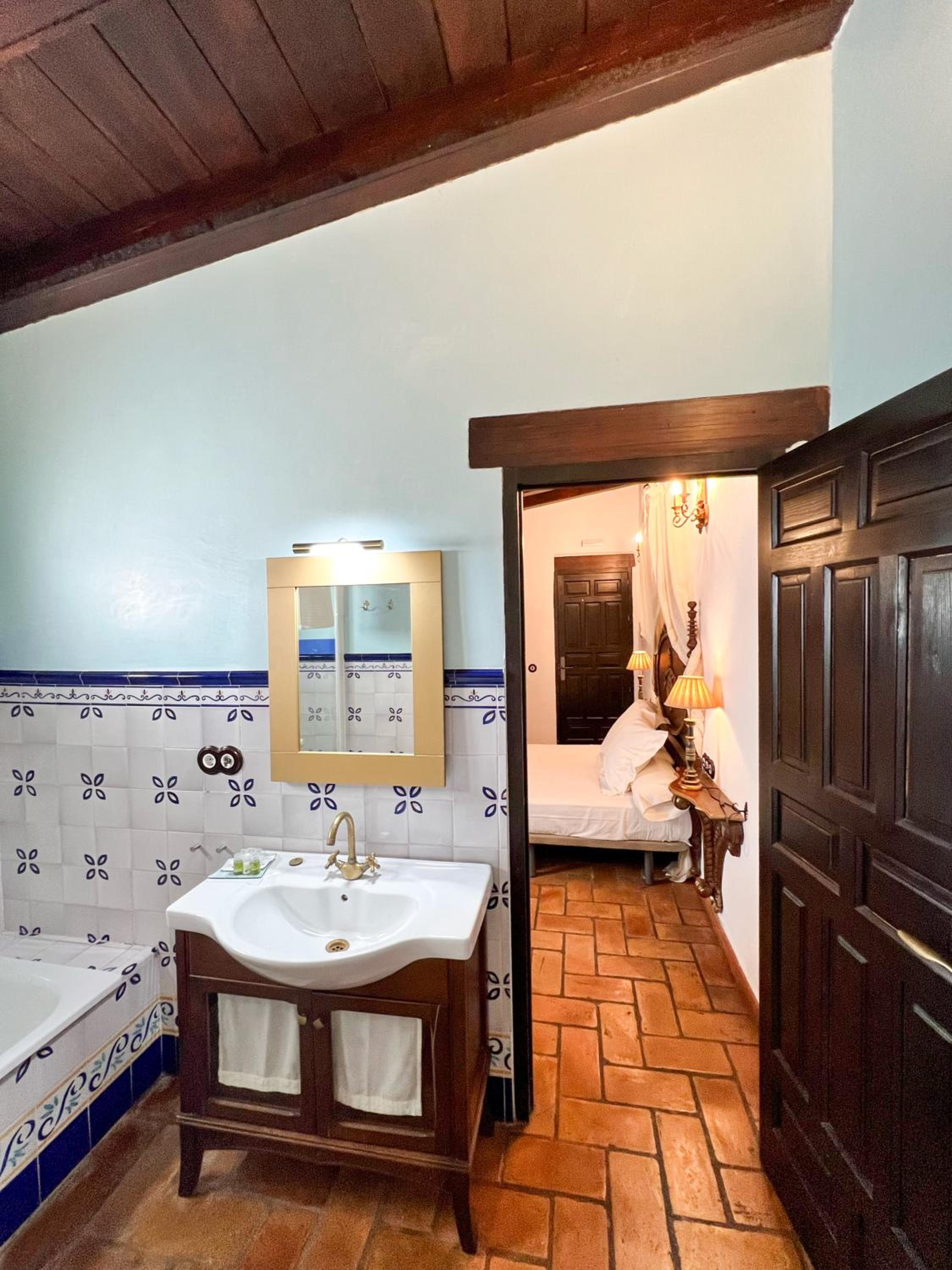 Double Room with Private Bathroom - Photo 30