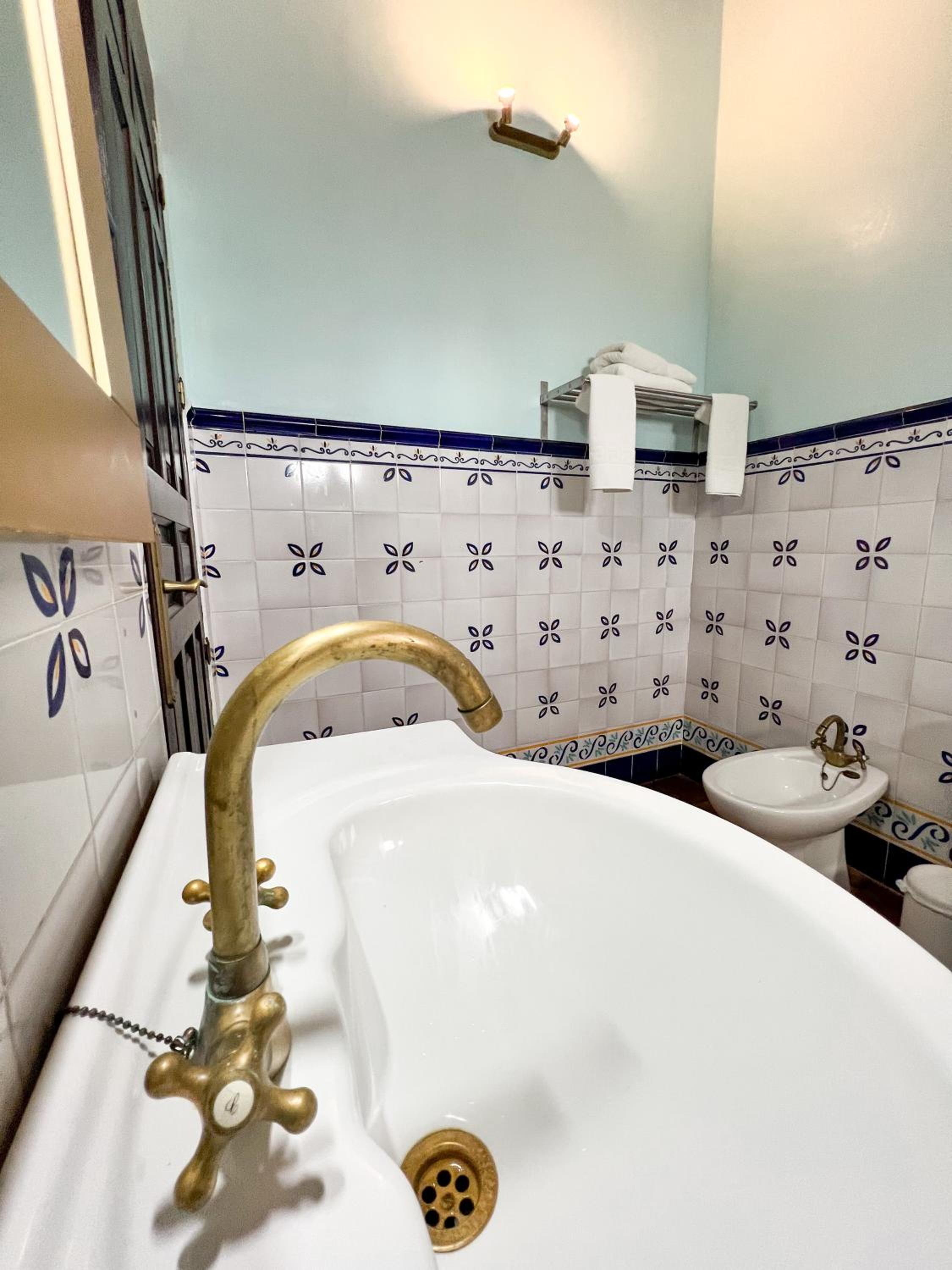 Double Room with Private Bathroom - Photo 2