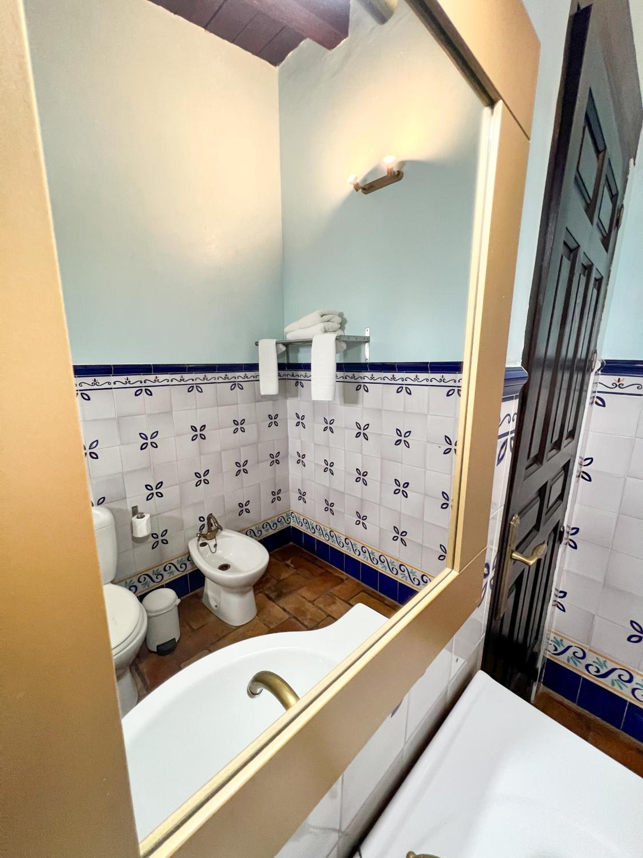 Double Room with Private Bathroom - Photo 31