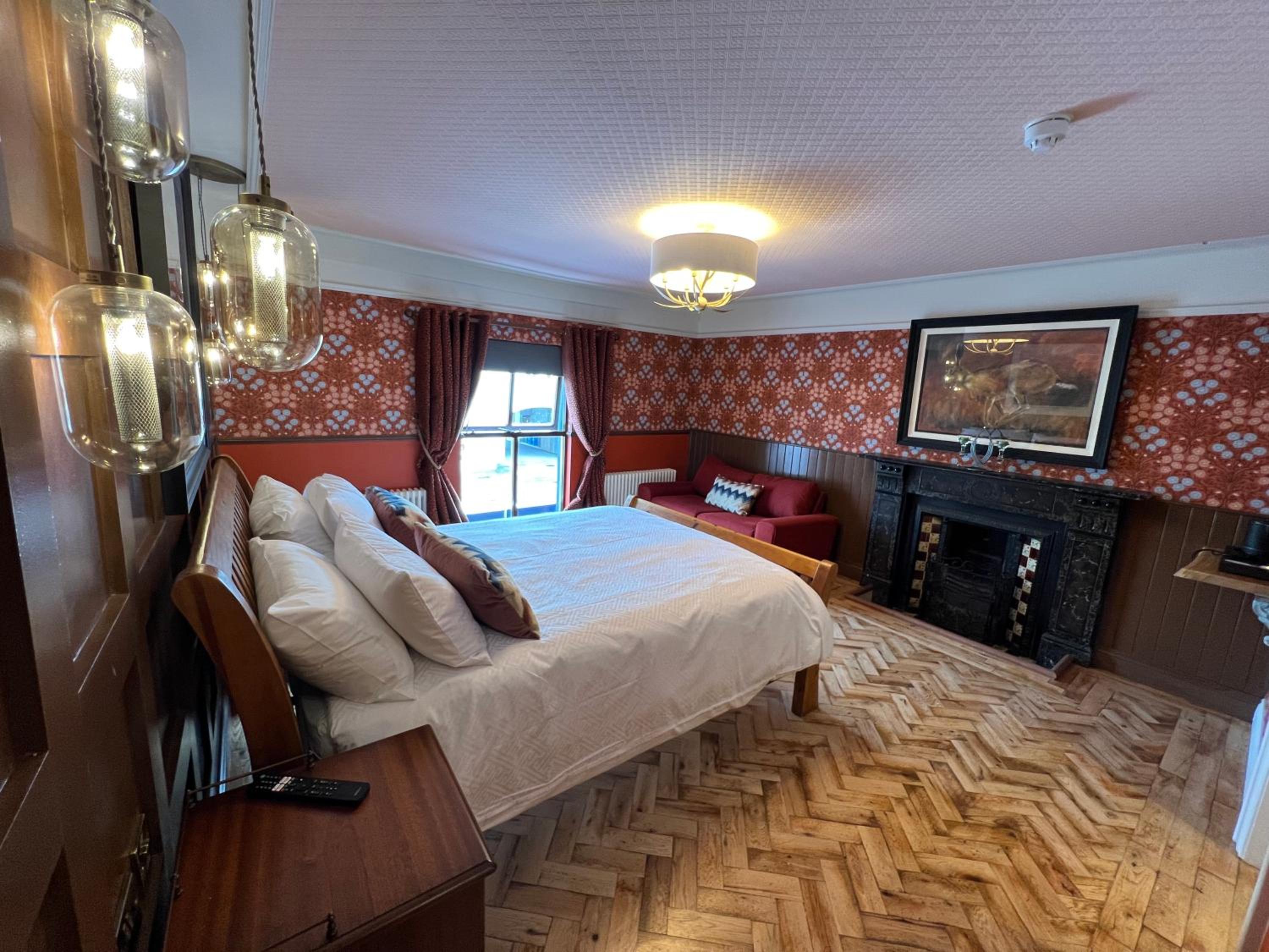 Deluxe Family Suite - Photo 5