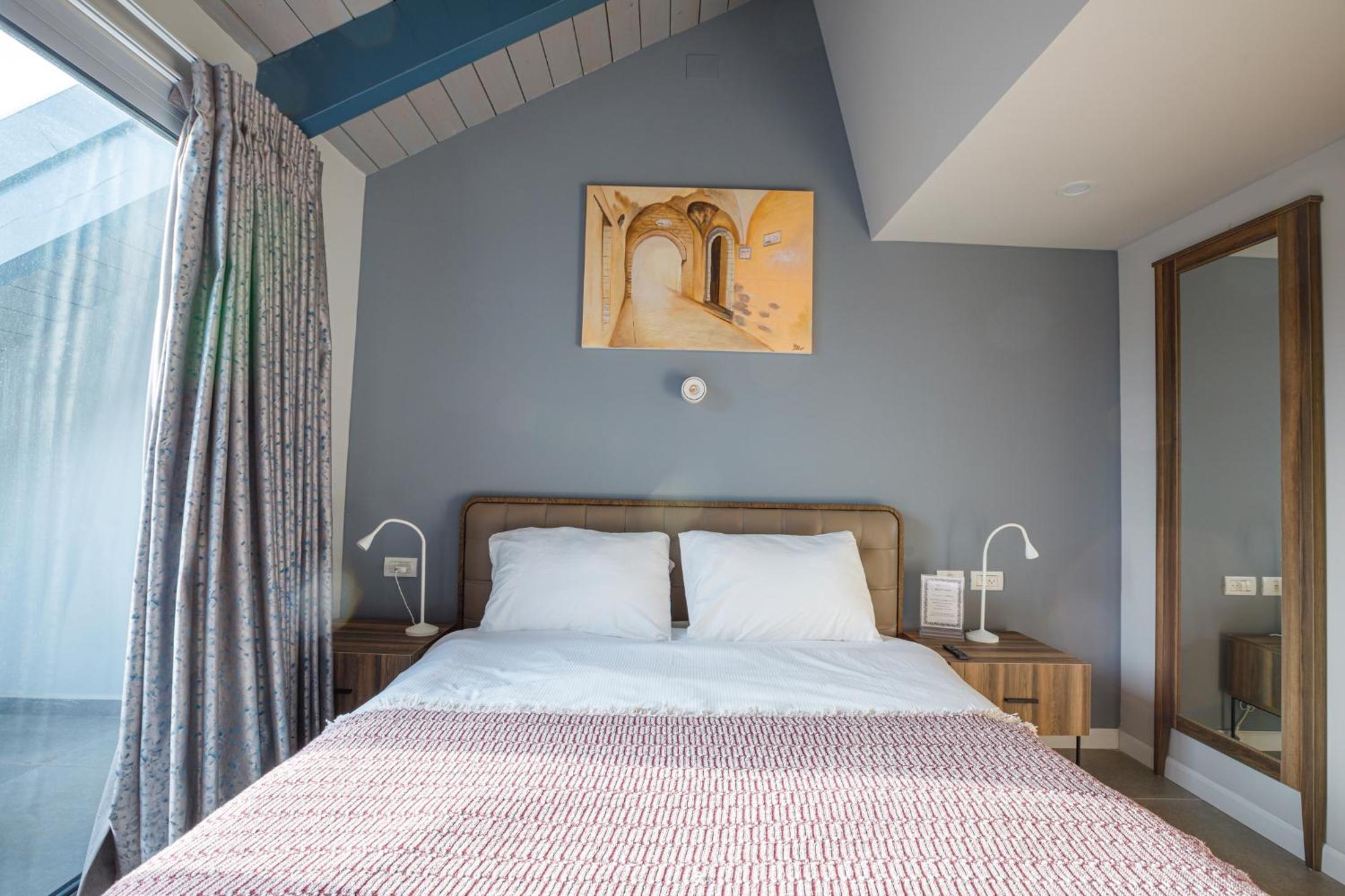 Deluxe Double Room with Balcony - Photo 6