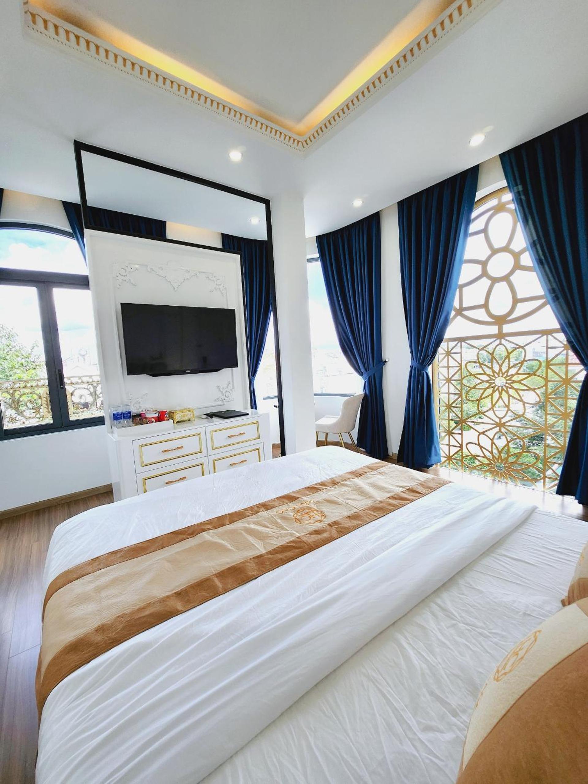 Deluxe King Room photo 1