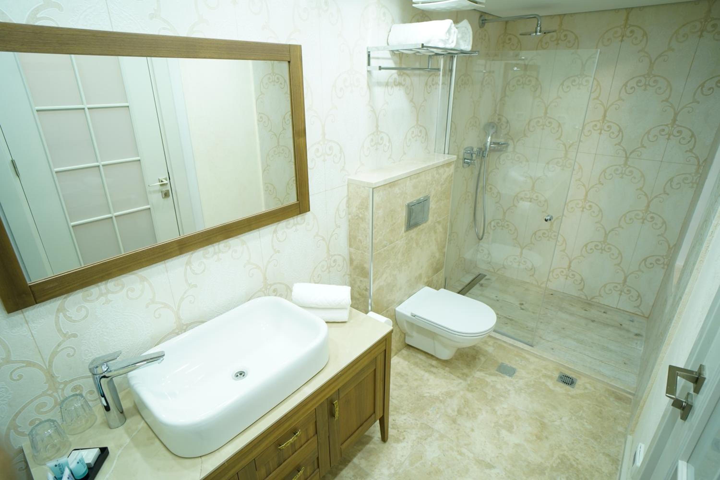 Suite - Photo 3